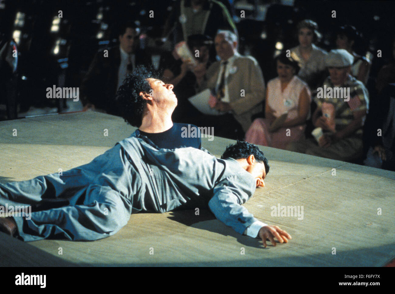 DATE DE SORTIE : Décembre 10, 1994. Titre du film : chasse aux sorcières. STUDIO : Home Box Office (HBO). Résumé : Le détective Philip Lovecraft vit à Los Angeles dans les années 1950, lorsqu'un sénateur ambitieux est la tenue des audiences, sur la Magie. La magie est la nouvelle influence dans la ville de guirlandes. Lovecraft est unique en ce qu'il est le seul qui refuse d'utiliser la magie dans son travail. Peu de temps après qu'il est embauché, il trouve son client, Kim Hudson, accusé du meurtre de son mari, un film l'exécutif. Philip utilise les tallents d'une sorcière locale, Kropotkine, d'expliquer ce qui se passe seulement à la voir accusé du meurtre et condamné à être bu Banque D'Images