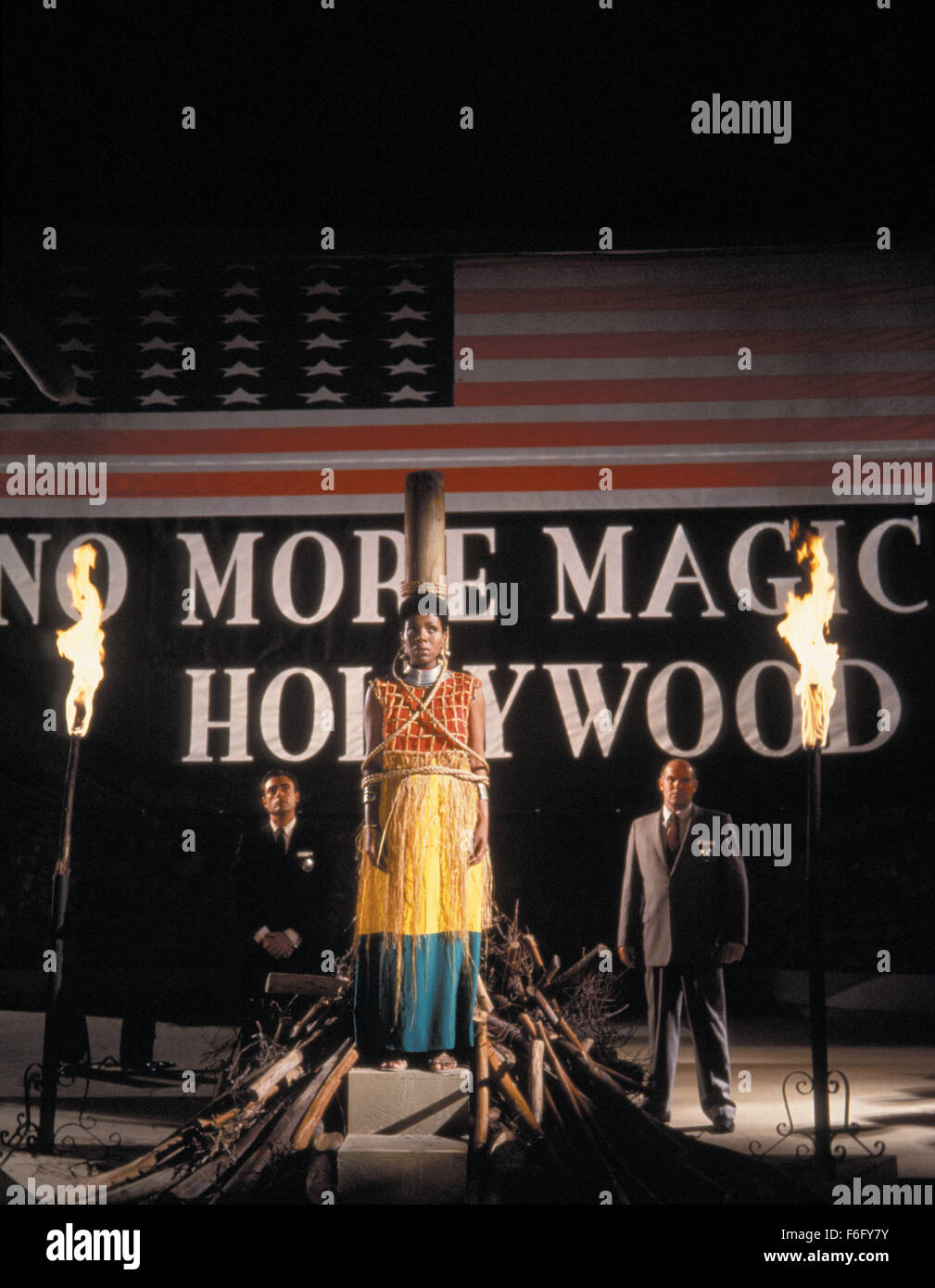 DATE DE SORTIE : Décembre 10, 1994. Titre du film : chasse aux sorcières. STUDIO : Home Box Office (HBO). Résumé : Le détective Philip Lovecraft vit à Los Angeles dans les années 1950, lorsqu'un sénateur ambitieux est la tenue des audiences, sur la Magie. La magie est la nouvelle influence dans la ville de guirlandes. Lovecraft est unique en ce qu'il est le seul qui refuse d'utiliser la magie dans son travail. Peu de temps après qu'il est embauché, il trouve son client, Kim Hudson, accusé du meurtre de son mari, un film l'exécutif. Philip utilise les tallents d'une sorcière locale, Kropotkine, d'expliquer ce qui se passe seulement à la voir accusé du meurtre et condamné à être bu Banque D'Images