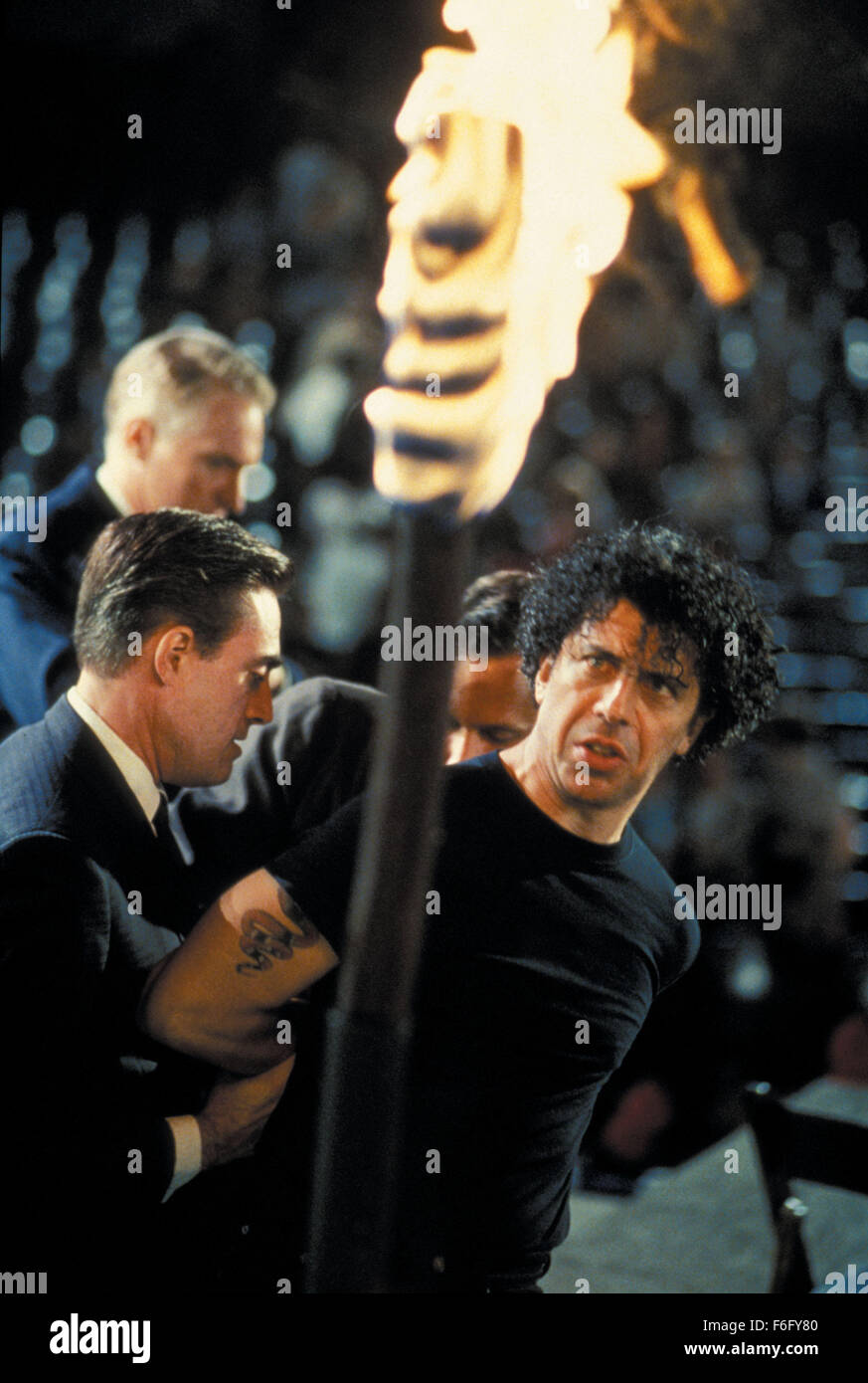 DATE DE SORTIE : Décembre 10, 1994. Titre du film : chasse aux sorcières. STUDIO : Home Box Office (HBO). Résumé : Le détective Philip Lovecraft vit à Los Angeles dans les années 1950, lorsqu'un sénateur ambitieux est la tenue des audiences, sur la Magie. La magie est la nouvelle influence dans la ville de guirlandes. Lovecraft est unique en ce qu'il est le seul qui refuse d'utiliser la magie dans son travail. Peu de temps après qu'il est embauché, il trouve son client, Kim Hudson, accusé du meurtre de son mari, un film l'exécutif. Philip utilise les tallents d'une sorcière locale, Kropotkine, d'expliquer ce qui se passe seulement à la voir accusé du meurtre et condamné à être bu Banque D'Images