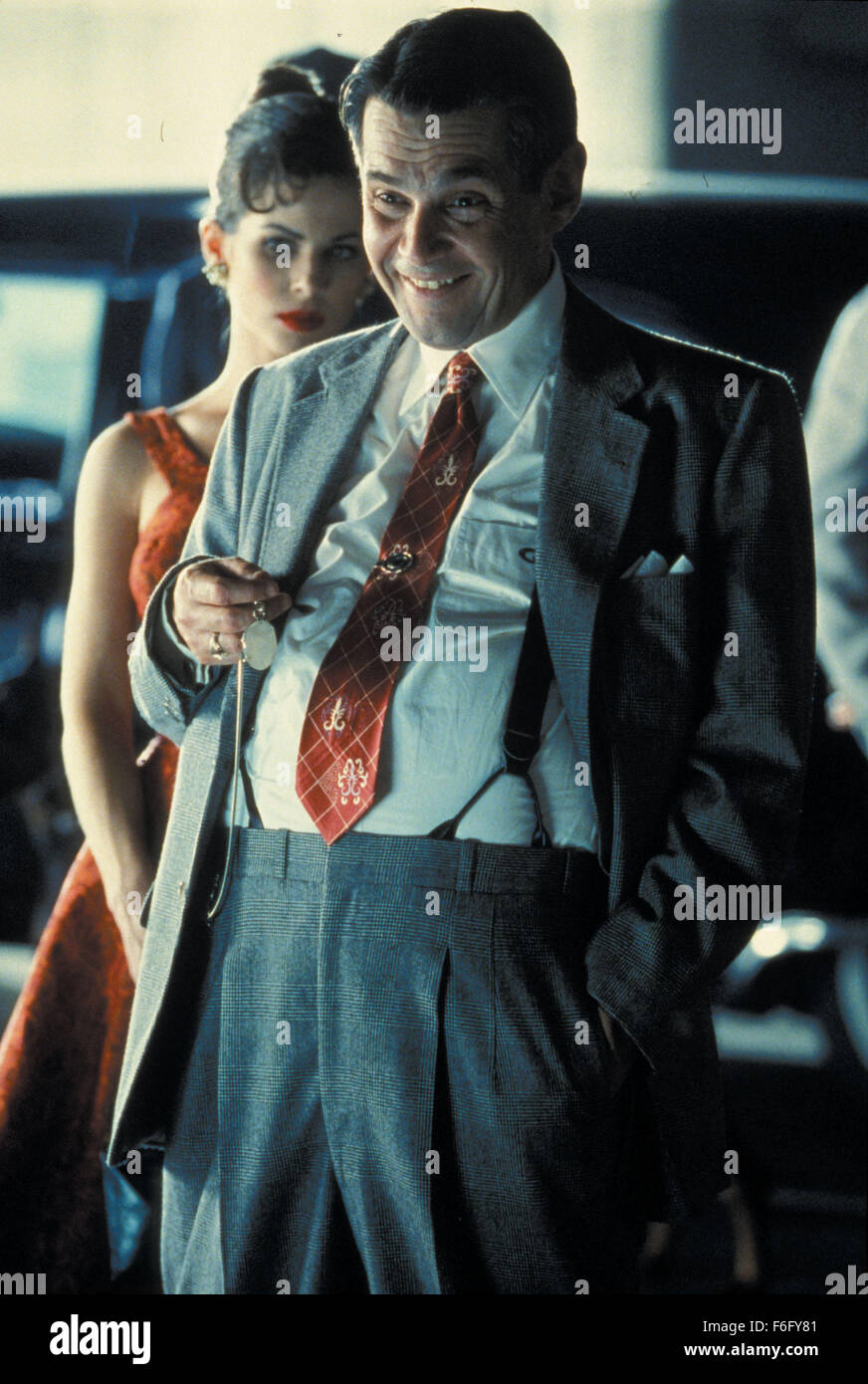 DATE DE SORTIE : Décembre 10, 1994. Titre du film : chasse aux sorcières. STUDIO : Home Box Office (HBO). Résumé : Le détective Philip Lovecraft vit à Los Angeles dans les années 1950, lorsqu'un sénateur ambitieux est la tenue des audiences, sur la Magie. La magie est la nouvelle influence dans la ville de guirlandes. Lovecraft est unique en ce qu'il est le seul qui refuse d'utiliser la magie dans son travail. Peu de temps après qu'il est embauché, il trouve son client, Kim Hudson, accusé du meurtre de son mari, un film l'exécutif. Philip utilise les tallents d'une sorcière locale, Kropotkine, d'expliquer ce qui se passe seulement à la voir accusé du meurtre et condamné à être bu Banque D'Images