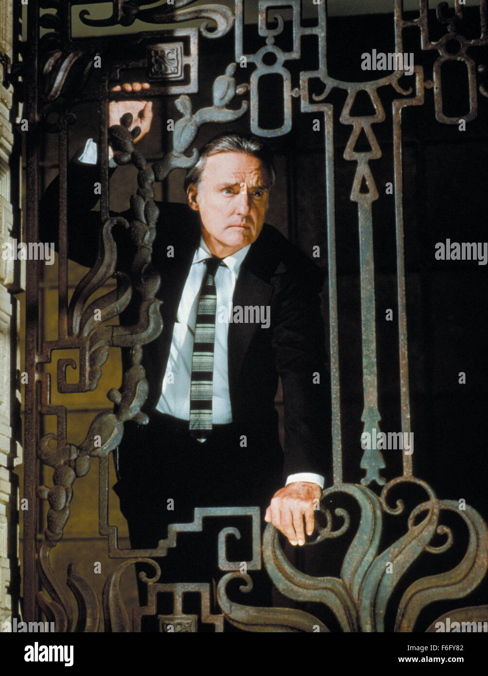 DATE DE SORTIE : Décembre 10, 1994. Titre du film : chasse aux sorcières. STUDIO : Home Box Office (HBO). Résumé : Le détective Philip Lovecraft vit à Los Angeles dans les années 1950, lorsqu'un sénateur ambitieux est la tenue des audiences, sur la Magie. La magie est la nouvelle influence dans la ville de guirlandes. Lovecraft est unique en ce qu'il est le seul qui refuse d'utiliser la magie dans son travail. Peu de temps après qu'il est embauché, il trouve son client, Kim Hudson, accusé du meurtre de son mari, un film l'exécutif. Philip utilise les tallents d'une sorcière locale, Kropotkine, d'expliquer ce qui se passe seulement à la voir accusé du meurtre et condamné à être bu Banque D'Images