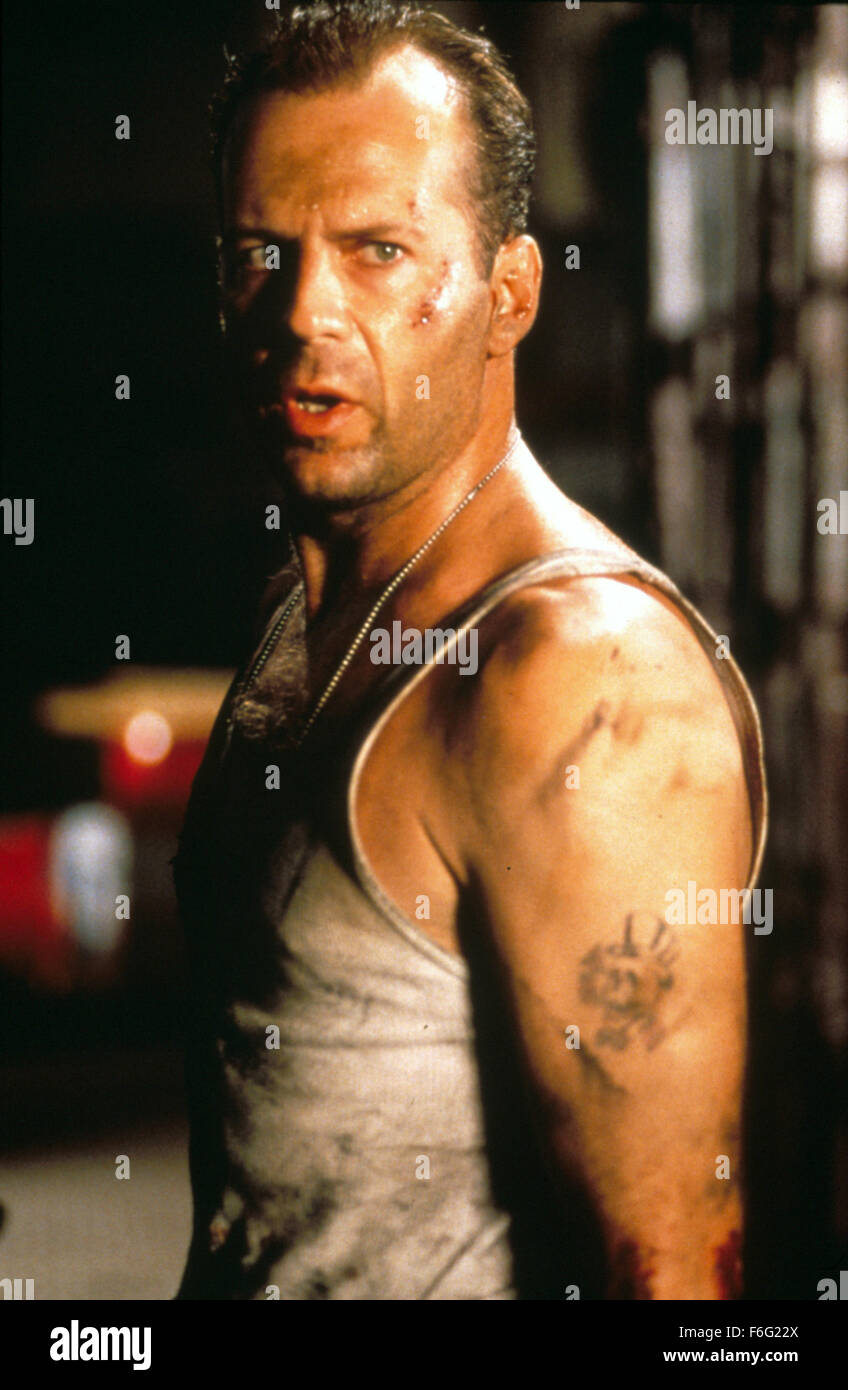 DATE DE SORTIE : Mai 15th, 1995. Titre du film : Die Hard : with a Vengeance. STUDIO : 20th Century Fox Home Entertainment. Résumé : Un homme himselfSimon appelant commence un règne de terreur dans les rues de New York : il menace de faire exploser des bombes autour de la ville à moins que le détective John McClane coopère dans un jeu ofSimon dit. McClane a une mauvaise gueule de bois et une mauvaise attitude, et n'est pas d'humeur pour les jeux, en particulier celui-ci. Sur la photo : Bruce Willis comme John McClane. Banque D'Images