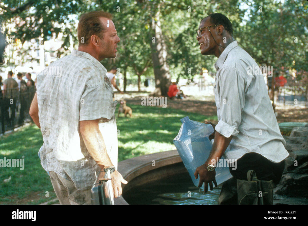 DATE DE SORTIE : Mai 15th, 1995. Titre du film : Die Hard : with a Vengeance. STUDIO : 20th Century Fox Home Entertainment. Résumé : Un homme himselfSimon appelant commence un règne de terreur dans les rues de New York : il menace de faire exploser des bombes autour de la ville à moins que le détective John McClane coopère dans un jeu ofSimon dit. McClane a une mauvaise gueule de bois et une mauvaise attitude, et n'est pas d'humeur pour les jeux, en particulier celui-ci. Sur la photo : Bruce Willis, John McClane, Samuel L. Jackson comme Zeus Carver. Banque D'Images