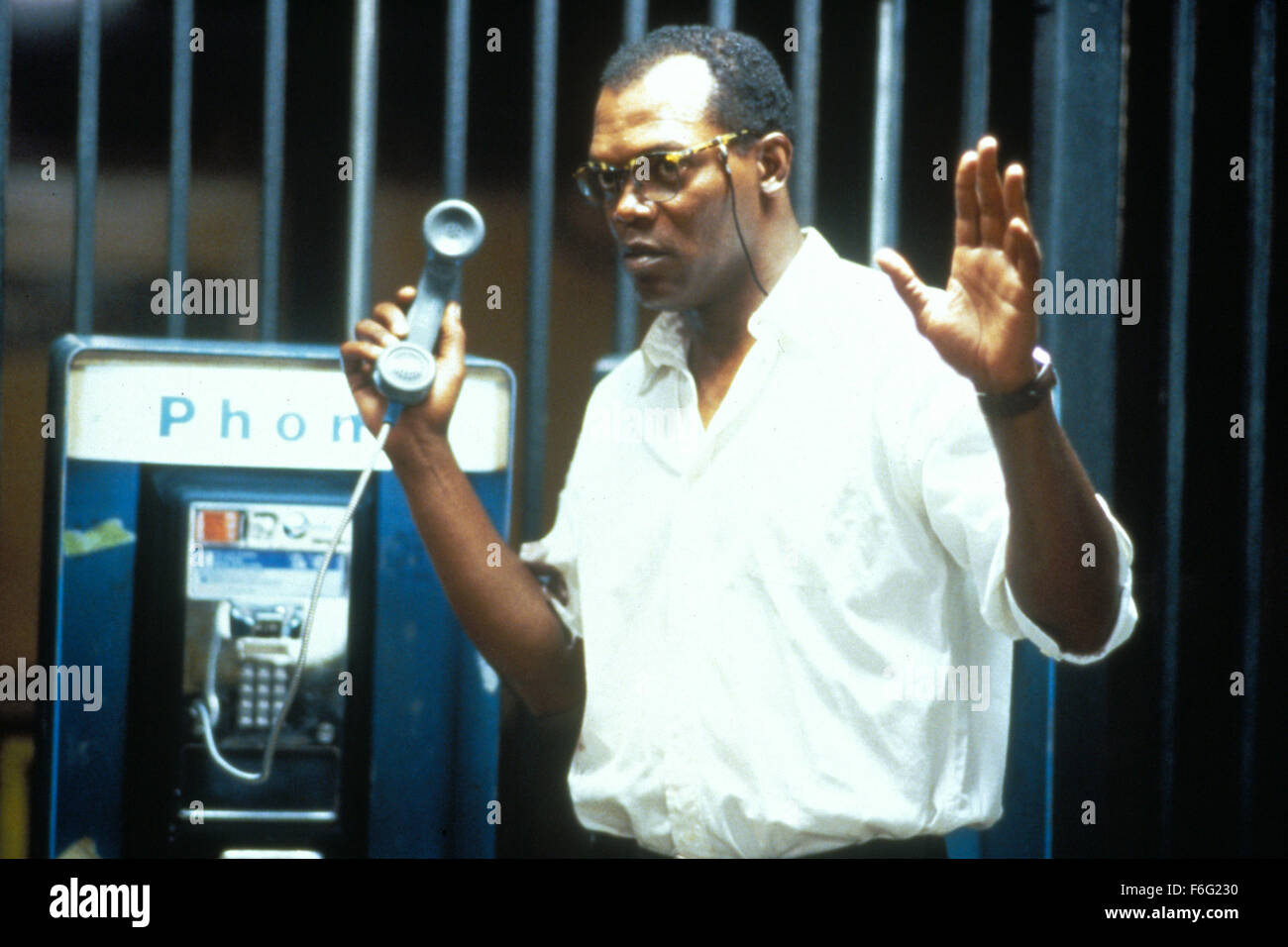 DATE DE SORTIE : Mai 15th, 1995. Titre du film : Die Hard : with a Vengeance. STUDIO : 20th Century Fox Home Entertainment. Résumé : Un homme himselfSimon appelant commence un règne de terreur dans les rues de New York : il menace de faire exploser des bombes autour de la ville à moins que le détective John McClane coopère dans un jeu ofSimon dit. McClane a une mauvaise gueule de bois et une mauvaise attitude, et n'est pas d'humeur pour les jeux, en particulier celui-ci. Sur la photo : Samuel L. Jackson comme Zeus Carver. Banque D'Images