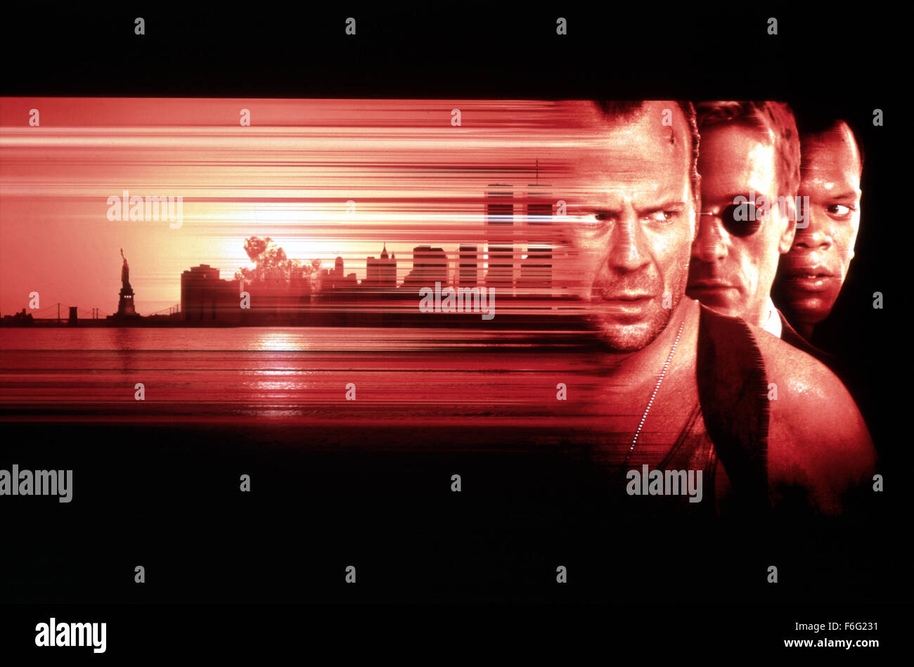 DATE DE SORTIE : Mai 15th, 1995. Titre du film : Die Hard : with a Vengeance. STUDIO : 20th Century Fox Home Entertainment. Résumé : Un homme himselfSimon appelant commence un règne de terreur dans les rues de New York : il menace de faire exploser des bombes autour de la ville à moins que le détective John McClane coopère dans un jeu ofSimon dit. McClane a une mauvaise gueule de bois et une mauvaise attitude, et n'est pas d'humeur pour les jeux, en particulier celui-ci. Sur la photo : Film Art, Bruce Willis comme John McClane, Jeremy Irons comme Simon Gruber, Samuel L. Jackson comme Zeus Carver. Banque D'Images