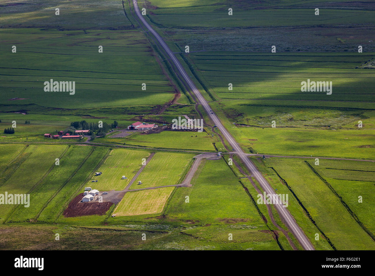 Vue aérienne des terres agricoles et des routes, Côte Sud, Islande Banque D'Images