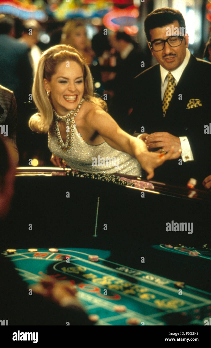 DATE DE SORTIE : Nov 14, 1995. Titre du film : Casino. STUDIO : Universal Pictures. Résumé : Sam 'Ace' Rothstein, un mob-connecté exploitant du casino de Las Vegas, les tentatives d'une vie civilisée avec son argent, sous réserve de la femme, le gingembre. Nicky Santoro, un ami d'enfance d'Ace et maintenant une Made-Man de la Mafia, arrive en ville avec un ordre du jour ambitieux de son propre que bientôt perturbe la vie d'Ace. Avant longtemps, le Gingembre et son élimination amant Lester, ainsi que des erreurs de Nicky, causant des problèmes. Sur la photo : Sharon Stone comme Ginger McKenna. Banque D'Images