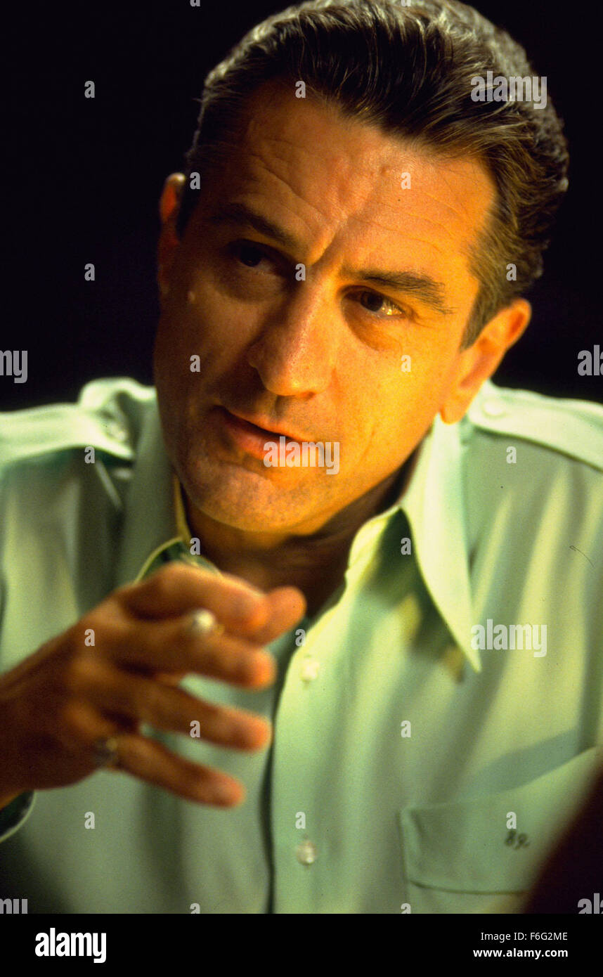 Publié le 22 novembre 1995 - CASINO - acteur Robert De Niro stars comme Sam 'Ace' Rothstein dans ce gagnant d'un Oscar, Universal Pictures crime drama, 'Casino.' réalisé par Martin Scorsese. La cupidité, la tromperie, l'argent, le pouvoir, et les meurtres se produisent entre les deux meilleurs amis mafieux et une épouse de trophée sur un empire du jeu. TAGLINES : Vous ne restez pas en haut pour toujours le danger. Le pouvoir. La séduction. [DVD] Personne ne reste au top pour toujours. Chance n'a rien à voir avec les jeux auxquels ils jouent. Ils avaient tout, ils couraient le show, et c'était le paradis...que ça a duré. N'appuyez pas votre chance. Gagnant perd tous. Banque D'Images