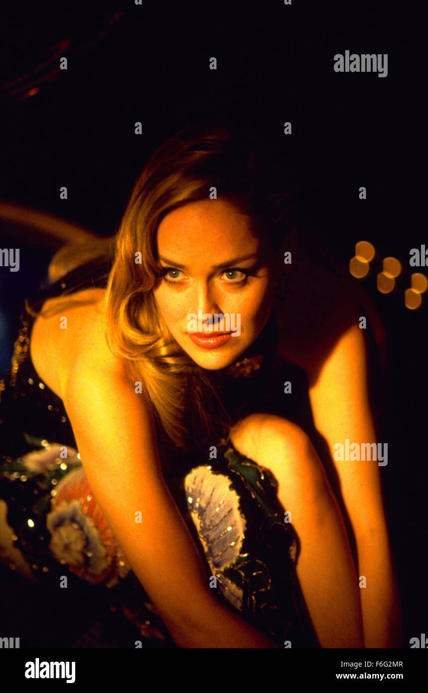 Publié le 22 novembre 1995 - CASINO - acteur Robert De Niro stars comme Sam 'Ace' Rothstein dans ce gagnant d'un Oscar, Universal Pictures crime drama, 'Casino.' réalisé par Martin Scorsese. La cupidité, la tromperie, l'argent, le pouvoir, et les meurtres se produisent entre les deux meilleurs amis mafieux et une épouse de trophée sur un empire du jeu. TAGLINES : Vous ne restez pas en haut pour toujours le danger. Le pouvoir. La séduction. [DVD] Personne ne reste au top pour toujours. Chance n'a rien à voir avec les jeux auxquels ils jouent. Ils avaient tout, ils couraient le show, et c'était le paradis...que ça a duré. N'appuyez pas votre chance. Gagnant perd tous. Banque D'Images