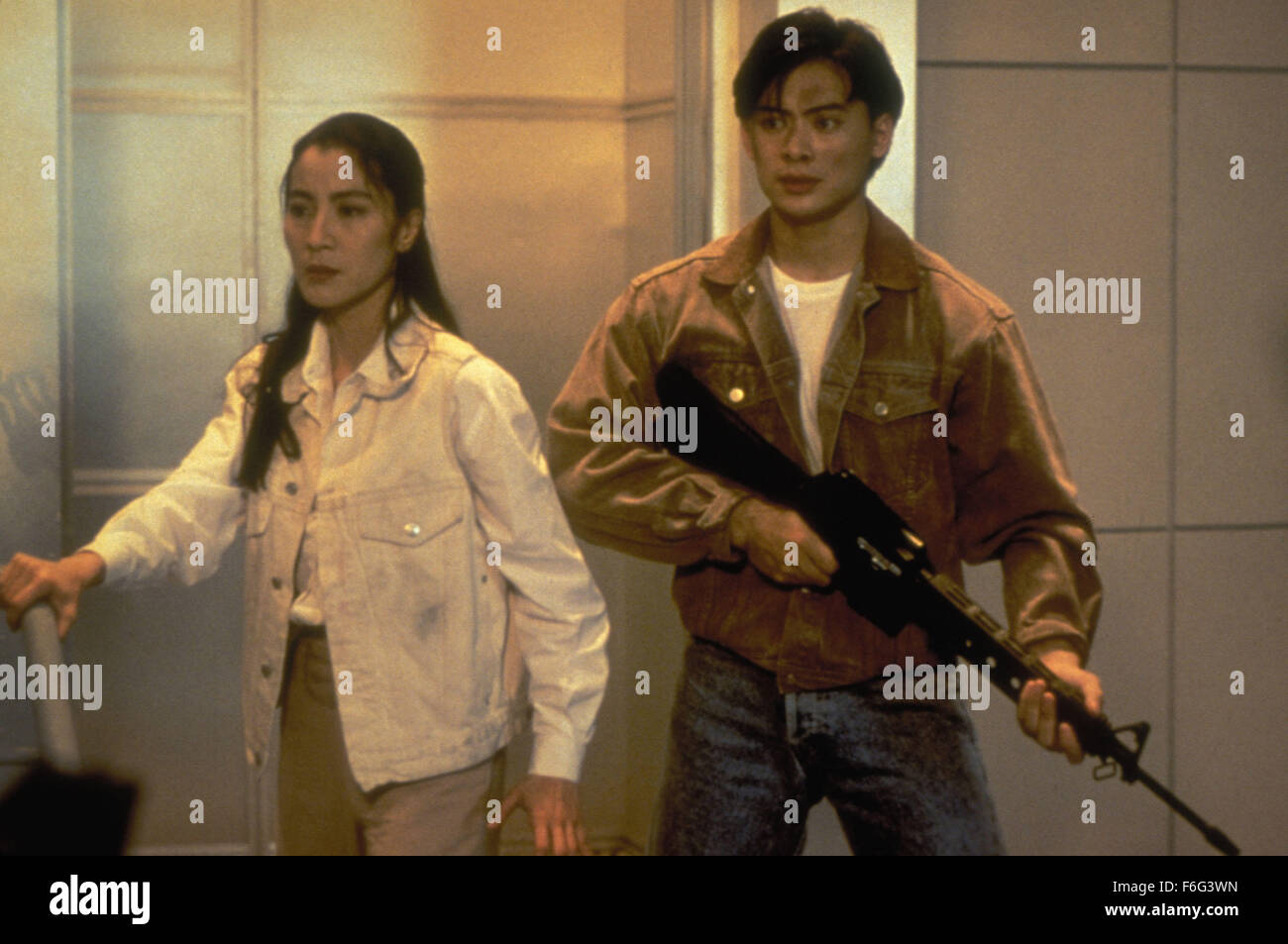 Aug 16, 1996 ; Hong Kong, Chine ; une scène du film "upercop 2.' avec Michelle Yeoh comme Jessica Yang YU RONGGUANG et comme David Chang. Banque D'Images