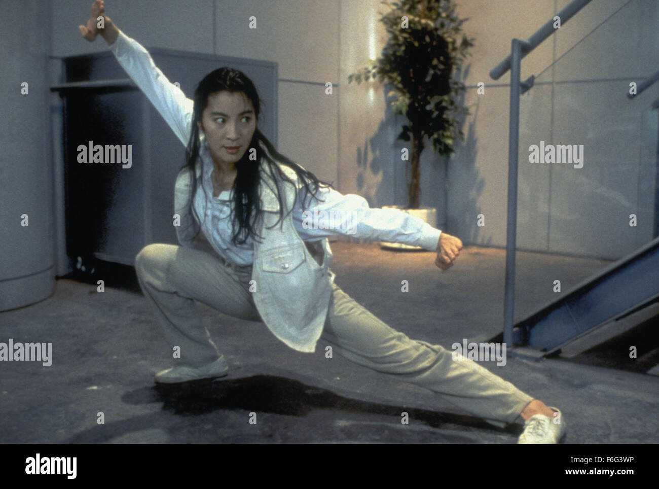 Aug 16, 1996 ; Hong Kong, Chine ; une scène du film "upercop 2.' avec Michelle Yeoh comme Jessica Yang YU RONGGUANG et comme David Chang. Banque D'Images