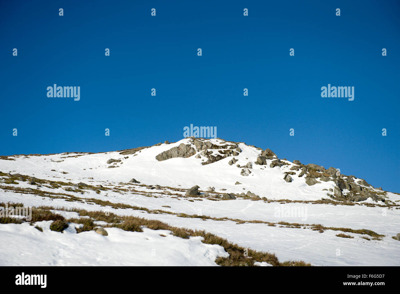 Haut au-dessus de Glen gairn se dresse un Creagan et peut être vu à l'encontre d'un parfait bleu ciel d'hiver Banque D'Images