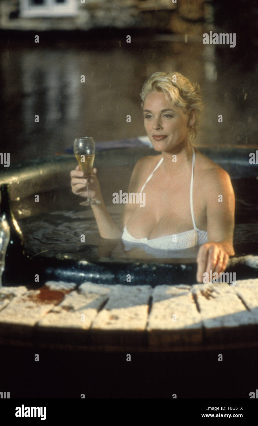 DATE DE SORTIE : 16 juillet 1996. Titre du film : Snowboard Academy. STUDIO : Allegro Films. Résumé : Une gratuit pour tous comédie sur la rivalité entre snob séditieux skieurs et snowboardeurs faisant glisser de fusée. Photo:Brigitte Nielsen dans le rôle de Mimi. Banque D'Images