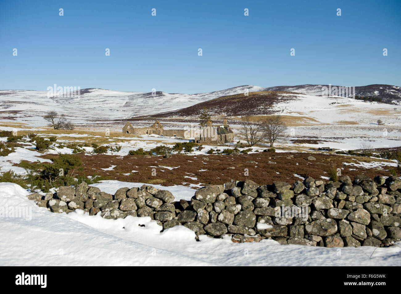 À la ferme abandonnée jusqu'à la place d'Blairglass gairn dans glen Banque D'Images