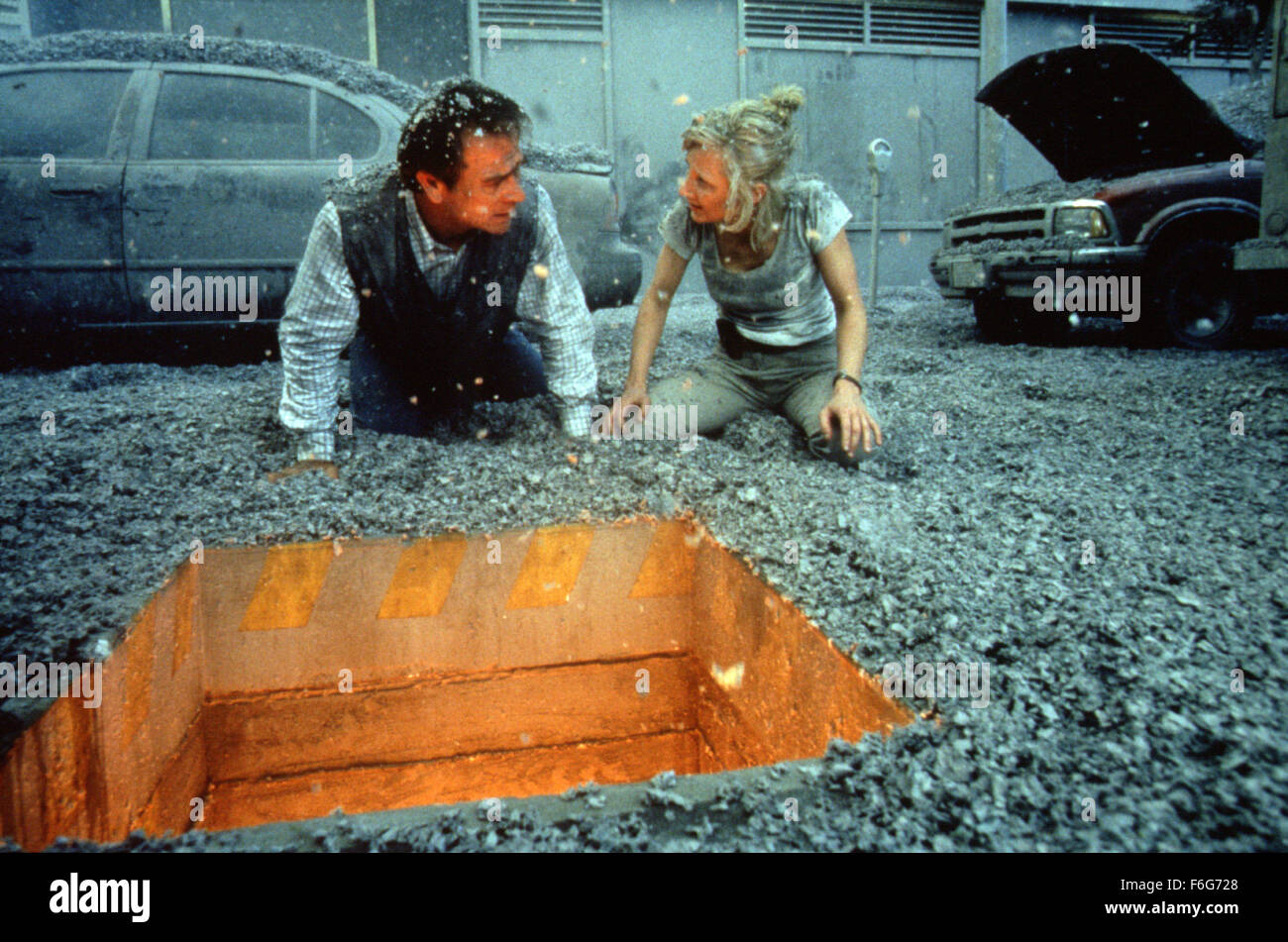 Apr 25, 1997 ; Hollywood, CA, USA ; Tommy Lee Jones comme Mike Roark et Anne HECHE comme Dr Amy Barnes dans le thriller d'action ''Volcano'' réalisé par Mick Jackson. Banque D'Images