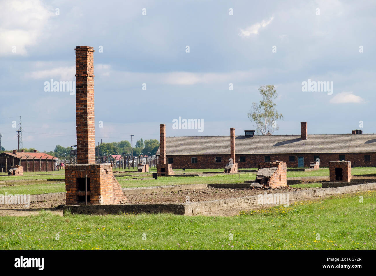Les cheminées de briques tout ce qu'il reste des ruines, de casernes en prisonnier d'Auschwitz II-Birkenau Camp allemand nazi de concentration en Pologne Banque D'Images