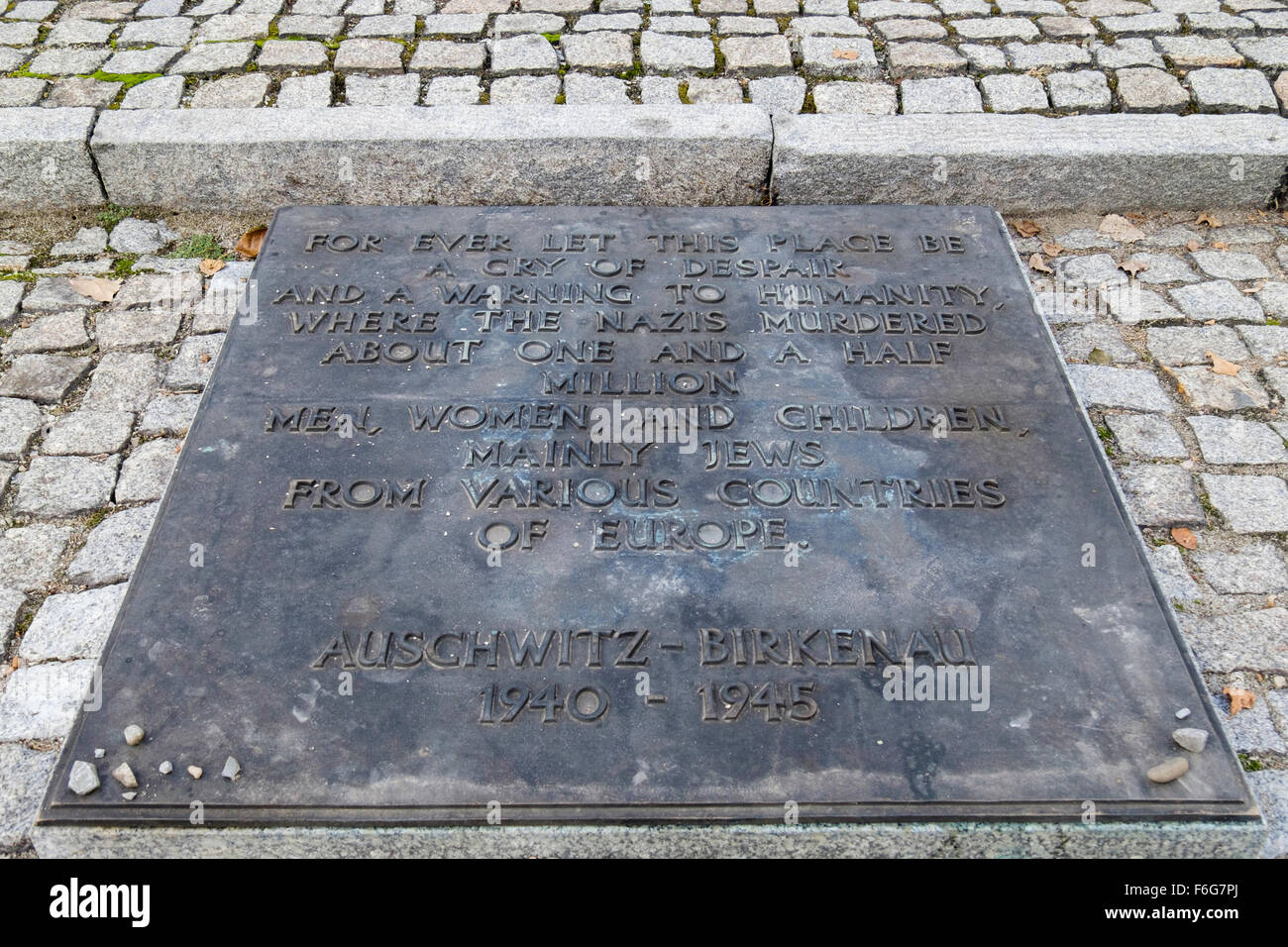 Inscrit plaque commémorative à 1,5 millions d'assassinés par les Nazis à Auschwitz II-Birkenau Camp allemand nazi de concentration. Pologne Banque D'Images