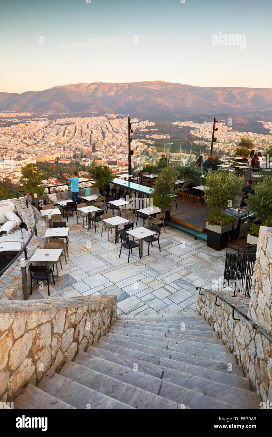 Les gens dans le café sur le haut de la colline Lycabettus à Athènes, Grèce Banque D'Images