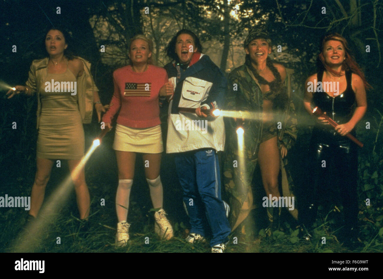 DATE DE SORTIE : 23 janvier 1998. Titre du film : Spice World - STUDIO : Columbia Pictures Corporation. Résumé : Le film suit les Spice Girls et leur entourage comme manager Clifford, son assistant Deborah, cinéaste Piers qui essaie de tourner un documentaire sur "le véritable Spice Girls' et d'autres dans leur vie quotidienne. Photo : Victoria Beckham Posh Spice Victoria - avec EMMA BUNTON comme Emma - Baby Spice, MELANIE CHISHOLM, Melanie C - Sporty Spice, MELANIE BROWN, Melanie B - Scary Spice et comme Geri Halliwell Geri - Ginger Spice. Banque D'Images DATE DE SORTIE : 23 janvier 1998. Titre du film : Spice World - STUDIO : Columbia Pictures Corporation. Résumé : Le film suit les Spice Girls et leur entourage comme manager Clifford, son assistant Deborah, cinéaste Piers qui essaie de tourner un documentaire sur "le véritable Spice Girls' et d'autres dans leur vie quotidienne. Photo : Victoria Beckham Posh Spice Victoria - avec EMMA BUNTON comme Emma - Baby Spice, MELANIE CHISHOLM, Melanie C - Sporty Spice, MELANIE BROWN, Melanie B - Scary Spice et comme Geri Halliwell Geri - Ginger Spice. Banque D'Images