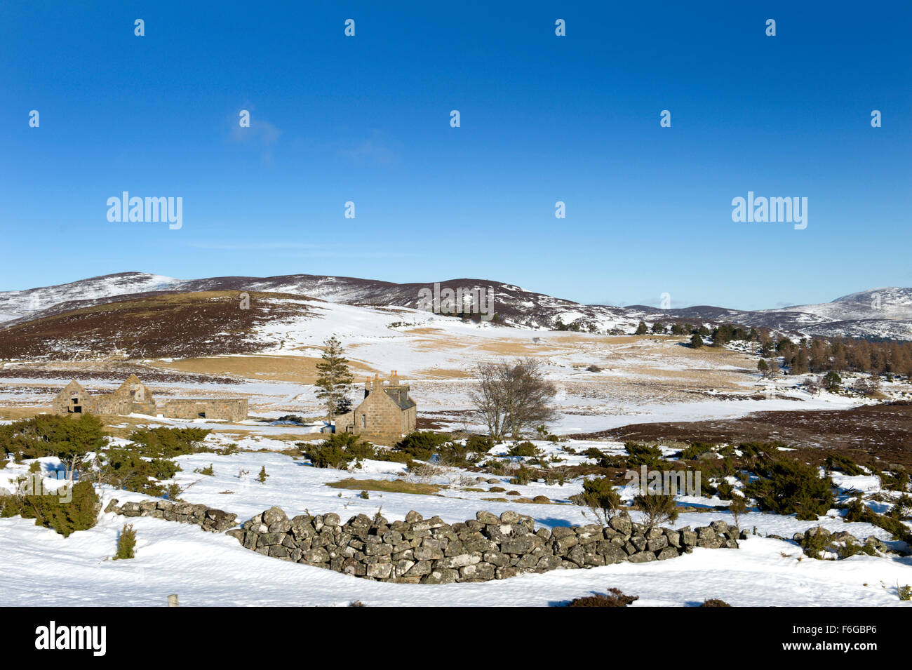 À la ferme abandonnée jusqu'à la place d'Blairglass gairn dans glen Banque D'Images