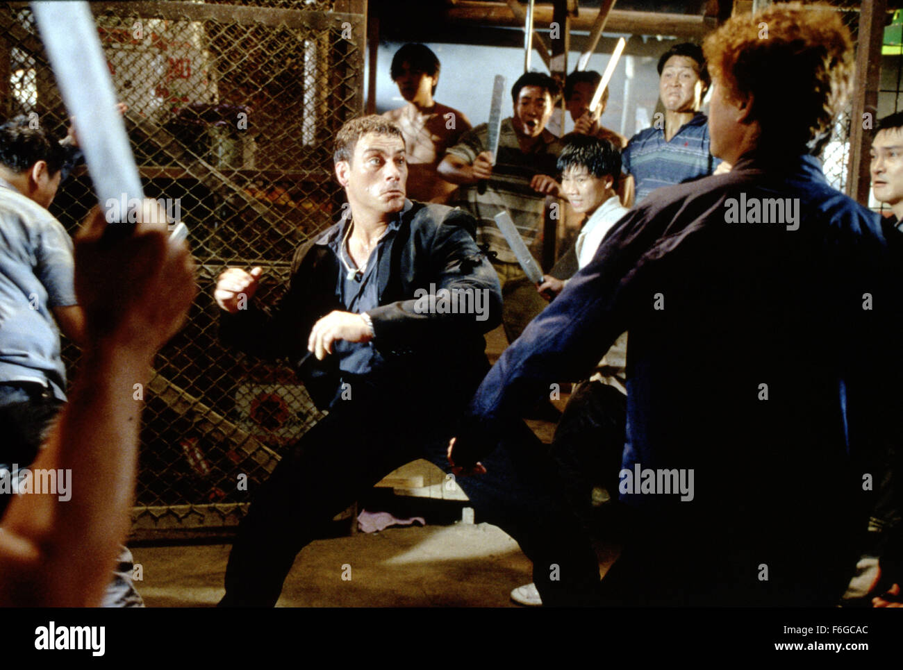 DATE DE SORTIE : 4 septembre 1998. Titre du film : Knock Off. STUDIO : MDP dans le monde entier. Terrain : A Hong Kong Fashion designer (Jean Claude Van Damme, si vous pouvez croire que la facturation) qui avait déjà participé à frapper d'un label majeur de la marchandise, comme asPumma chaussures de course, les tentatives d'aller tout droit à l'aide de son nouveau partenaire (Rob Schneider), qui est secrètement un agent secret de la CIA agent impliqué dans une enquête sur le marché noir. Leur principal produit, jeans, est impliqué dans les licenciements, qui réunit un représentant (Lela Rochon) de la société américaine d'enquêter. Paul Sorvino als Banque D'Images