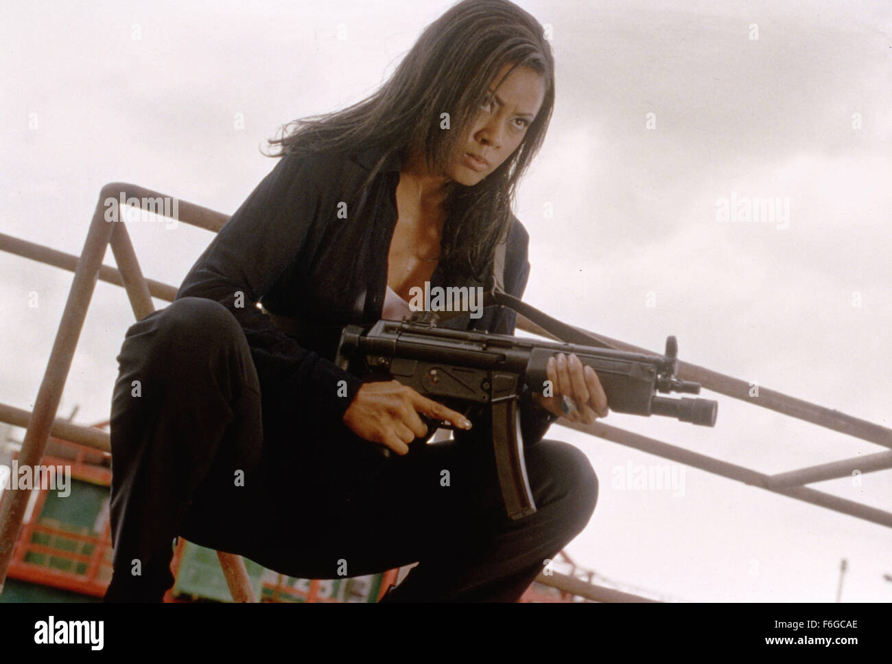 DATE DE SORTIE : 4 septembre 1998. Titre du film : Knock Off. STUDIO : MDP dans le monde entier. Terrain : A Hong Kong Fashion designer (Jean Claude Van Damme, si vous pouvez croire que la facturation) qui avait déjà participé à frapper d'un label majeur de la marchandise, comme asPumma chaussures de course, les tentatives d'aller tout droit à l'aide de son nouveau partenaire (Rob Schneider), qui est secrètement un agent secret de la CIA agent impliqué dans une enquête sur le marché noir. Leur principal produit, jeans, est impliqué dans les licenciements, qui réunit un représentant (Lela Rochon) de la société américaine d'enquêter. Paul Sorvino als Banque D'Images