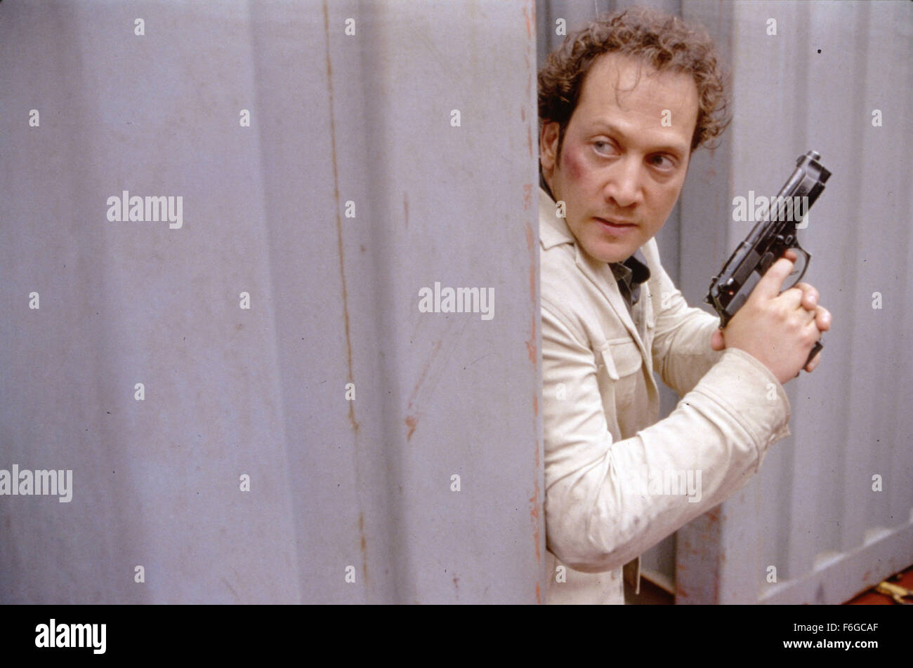 DATE DE SORTIE : 4 septembre 1998. Titre du film : Knock Off. STUDIO : MDP dans le monde entier. Terrain : A Hong Kong Fashion designer (Jean Claude Van Damme, si vous pouvez croire que la facturation) qui avait déjà participé à frapper d'un label majeur de la marchandise, comme asPumma chaussures de course, les tentatives d'aller tout droit à l'aide de son nouveau partenaire (Rob Schneider), qui est secrètement un agent secret de la CIA agent impliqué dans une enquête sur le marché noir. Leur principal produit, jeans, est impliqué dans les licenciements, qui réunit un représentant (Lela Rochon) de la société américaine d'enquêter. Paul Sorvino als Banque D'Images