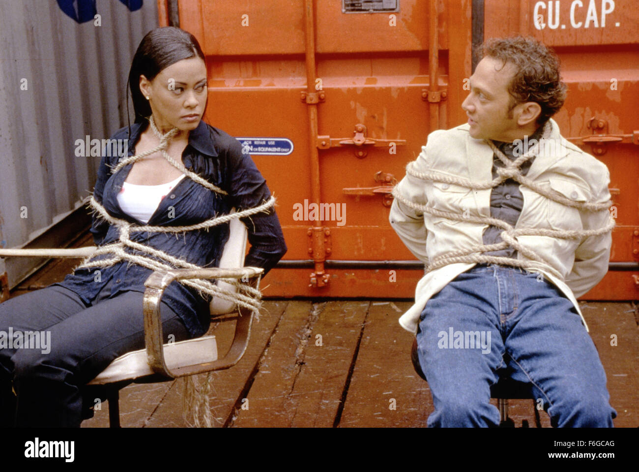 DATE DE SORTIE : 4 septembre 1998. Titre du film : Knock Off. STUDIO : MDP dans le monde entier. Terrain : A Hong Kong Fashion designer (Jean Claude Van Damme, si vous pouvez croire que la facturation) qui avait déjà participé à frapper d'un label majeur de la marchandise, comme asPumma chaussures de course, les tentatives d'aller tout droit à l'aide de son nouveau partenaire (Rob Schneider), qui est secrètement un agent secret de la CIA agent impliqué dans une enquête sur le marché noir. Leur principal produit, jeans, est impliqué dans les licenciements, qui réunit un représentant (Lela Rochon) de la société américaine d'enquêter. Paul Sorvino als Banque D'Images