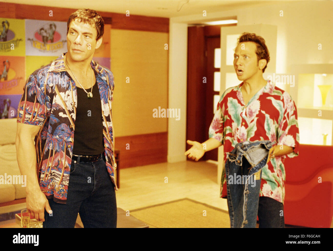 DATE DE SORTIE : 4 septembre 1998. Titre du film : Knock Off. STUDIO : MDP dans le monde entier. Terrain : A Hong Kong Fashion designer (Jean Claude Van Damme, si vous pouvez croire que la facturation) qui avait déjà participé à frapper d'un label majeur de la marchandise, comme asPumma chaussures de course, les tentatives d'aller tout droit à l'aide de son nouveau partenaire (Rob Schneider), qui est secrètement un agent secret de la CIA agent impliqué dans une enquête sur le marché noir. Leur principal produit, jeans, est impliqué dans les licenciements, qui réunit un représentant (Lela Rochon) de la société américaine d'enquêter. Paul Sorvino als Banque D'Images