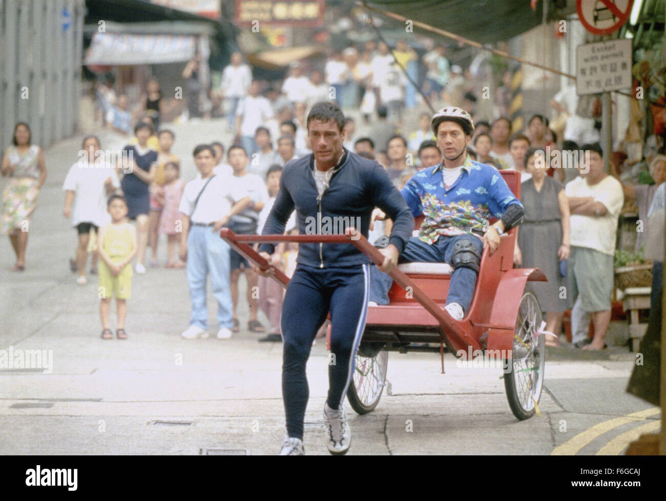 DATE DE SORTIE : 4 septembre 1998. Titre du film : Knock Off. STUDIO : MDP dans le monde entier. Terrain : A Hong Kong Fashion designer (Jean Claude Van Damme, si vous pouvez croire que la facturation) qui avait déjà participé à frapper d'un label majeur de la marchandise, comme asPumma chaussures de course, les tentatives d'aller tout droit à l'aide de son nouveau partenaire (Rob Schneider), qui est secrètement un agent secret de la CIA agent impliqué dans une enquête sur le marché noir. Leur principal produit, jeans, est impliqué dans les licenciements, qui réunit un représentant (Lela Rochon) de la société américaine d'enquêter. Paul Sorvino als Banque D'Images