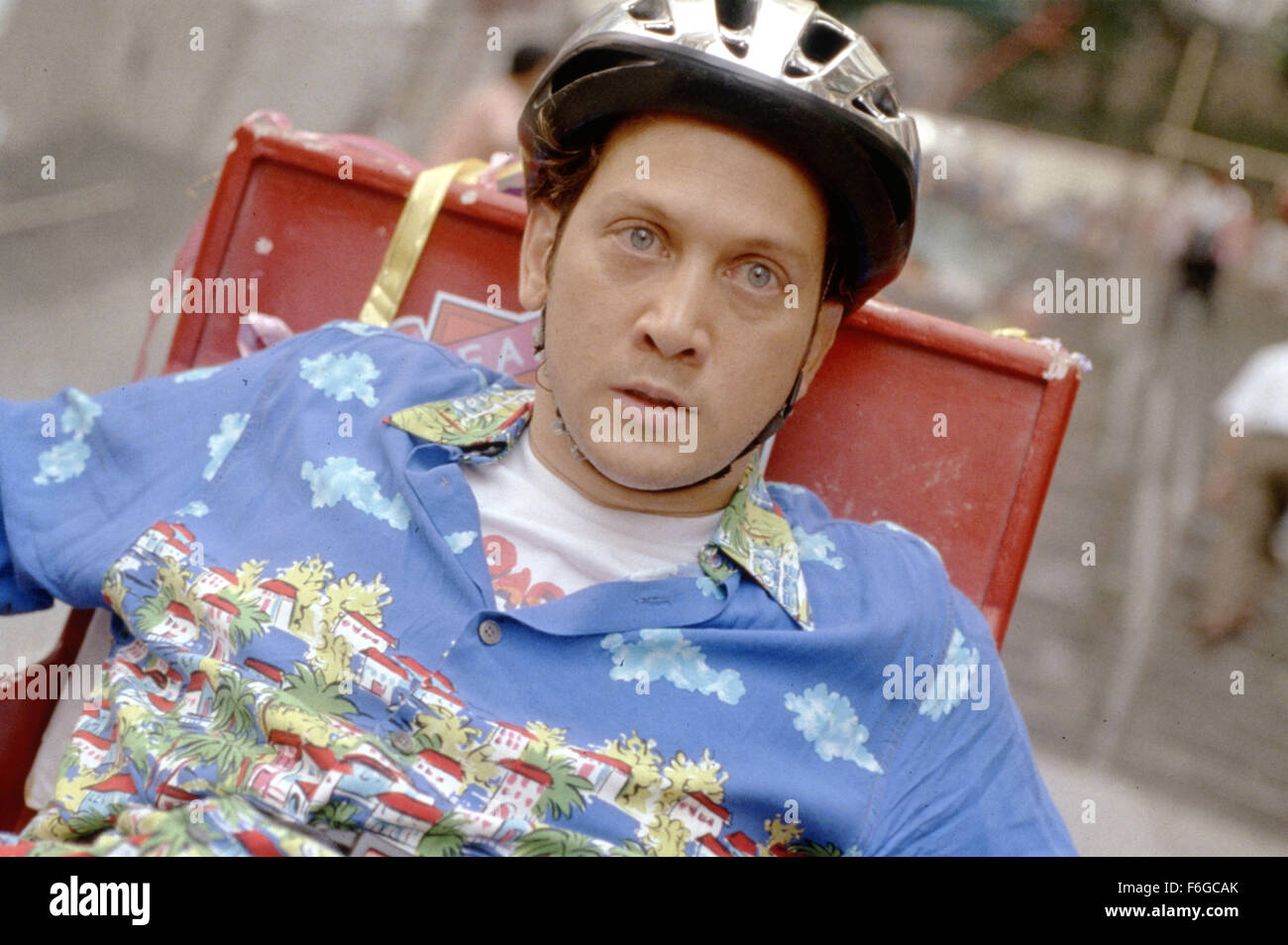 DATE DE SORTIE : 4 septembre 1998. Titre du film : Knock Off. STUDIO : MDP dans le monde entier. Terrain : A Hong Kong Fashion designer (Jean Claude Van Damme, si vous pouvez croire que la facturation) qui avait déjà participé à frapper d'un label majeur de la marchandise, comme asPumma chaussures de course, les tentatives d'aller tout droit à l'aide de son nouveau partenaire (Rob Schneider), qui est secrètement un agent secret de la CIA agent impliqué dans une enquête sur le marché noir. Leur principal produit, jeans, est impliqué dans les licenciements, qui réunit un représentant (Lela Rochon) de la société américaine d'enquêter. Paul Sorvino als Banque D'Images