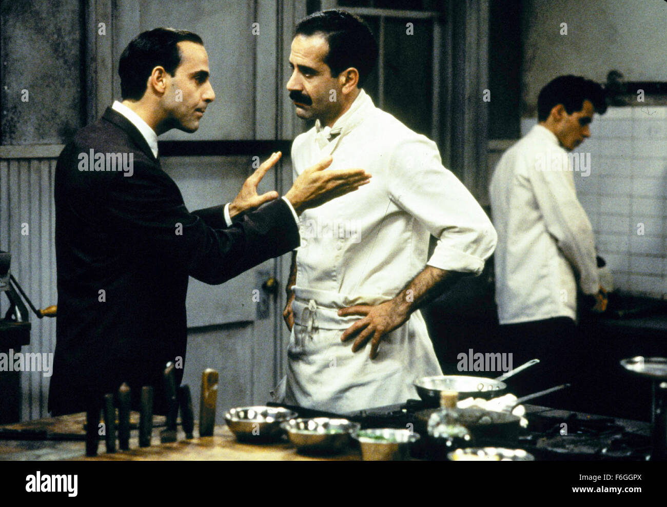 Oct 06, 1999 ; New York, NY, USA ; Stanley Tucci, gauche, et Tony Shalhoub jouer frères qui partagent un amour de la cuisine et de mener une bataille de volontés dans le 1996 film 'grand soir' réalisé par Campbell Scott et Stanley Tucci. Banque D'Images