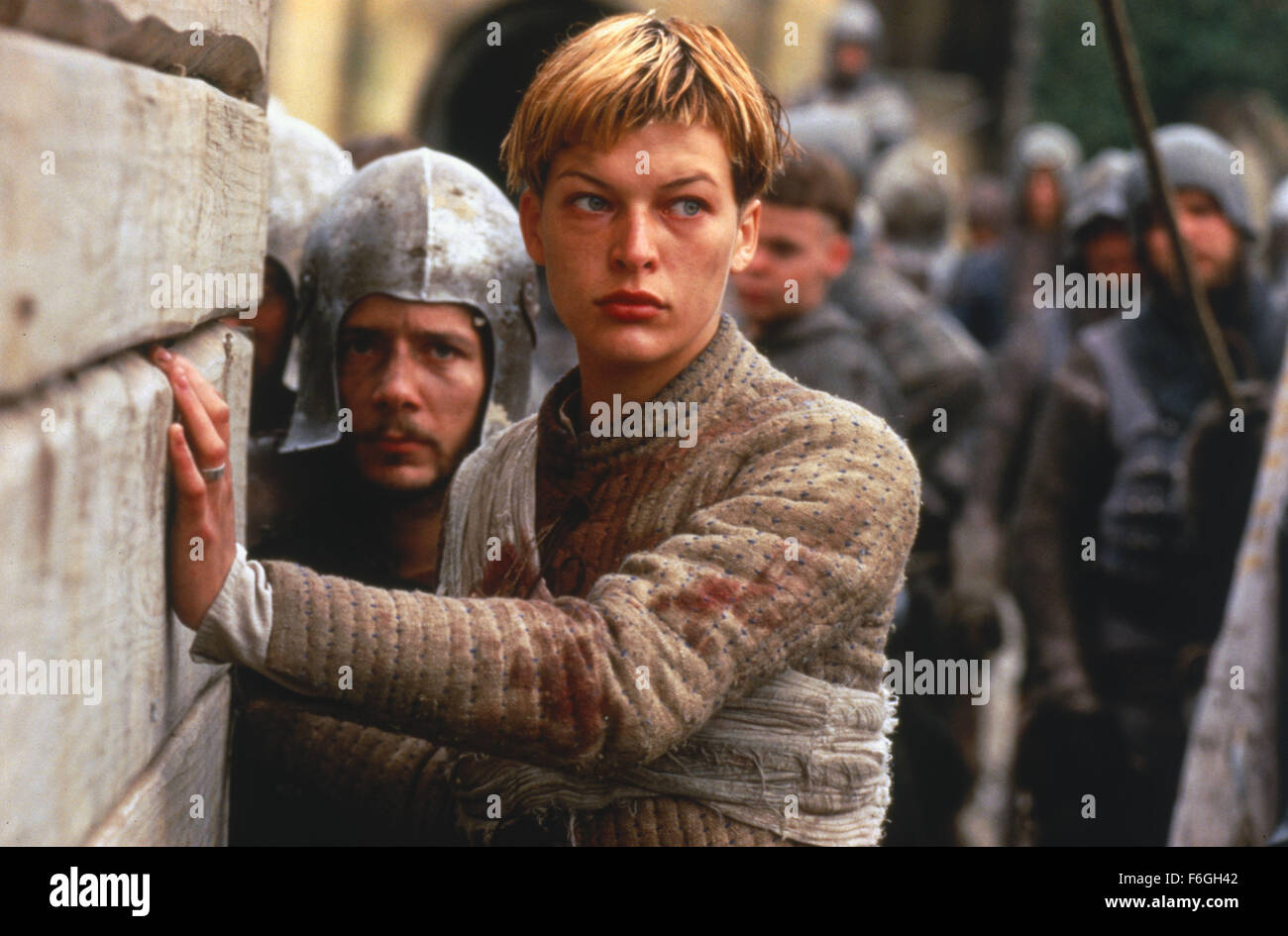 DATE DE SORTIE : 12 novembre 1999. Titre du film : Le messager l'histoire de Jeanne d'Arc STUDIO : Columbia TriStar. Résumé : En 1412, une jeune fille appelée Jeanne est née, à l'âge de 13 ans, elle a sa première vision et trouve une épée. Ans après que, en 1428, elle connaît bien sa mission est d'être débarrasser la France de l'anglais et prouver sa mission divine. Sur la photo : Milla Jovovich comme Jeanne d'Arc. Banque D'Images