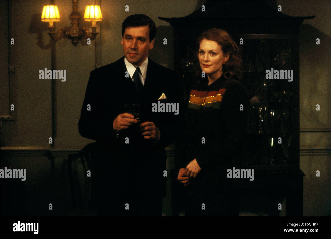 DATE DE SORTIE : Décembre 2,1999. Titre du film : La fin de l'affaire. STUDIO : Columbia Pictures Corporation. Résumé : une nuit pluvieuse à Londres en 1946, le romancier Maurice Bendrix a une chance rencontre avec Henry Miles, mari de son ex-maîtresse Sarah, qui s'est terminée abruptement leur liaison deux ans avant. L'obsession de Bendrix Sarah est ranimé ; il succombe à sa propre jalousie et prend des dispositions pour que son suivi. Sur la photo : Julianne Moore comme Sarah Miles et STEPHEN REA comme Henry Miles. Banque D'Images