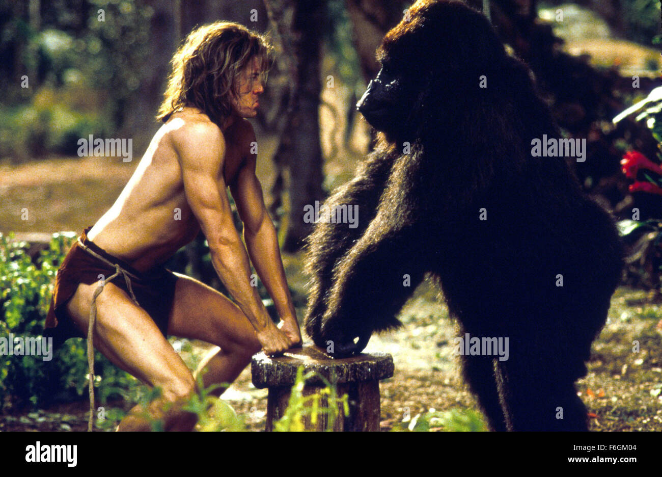 Nov 10, 2000 ; Hollywood, CA, USA ; Brendan Fraser comme George, Roi de la jungle, et John Cleese comme la voix de l'Ape dans la famille aventure/comédie ''George de la Jungle'' réalisé par Sam Weisman. Banque D'Images