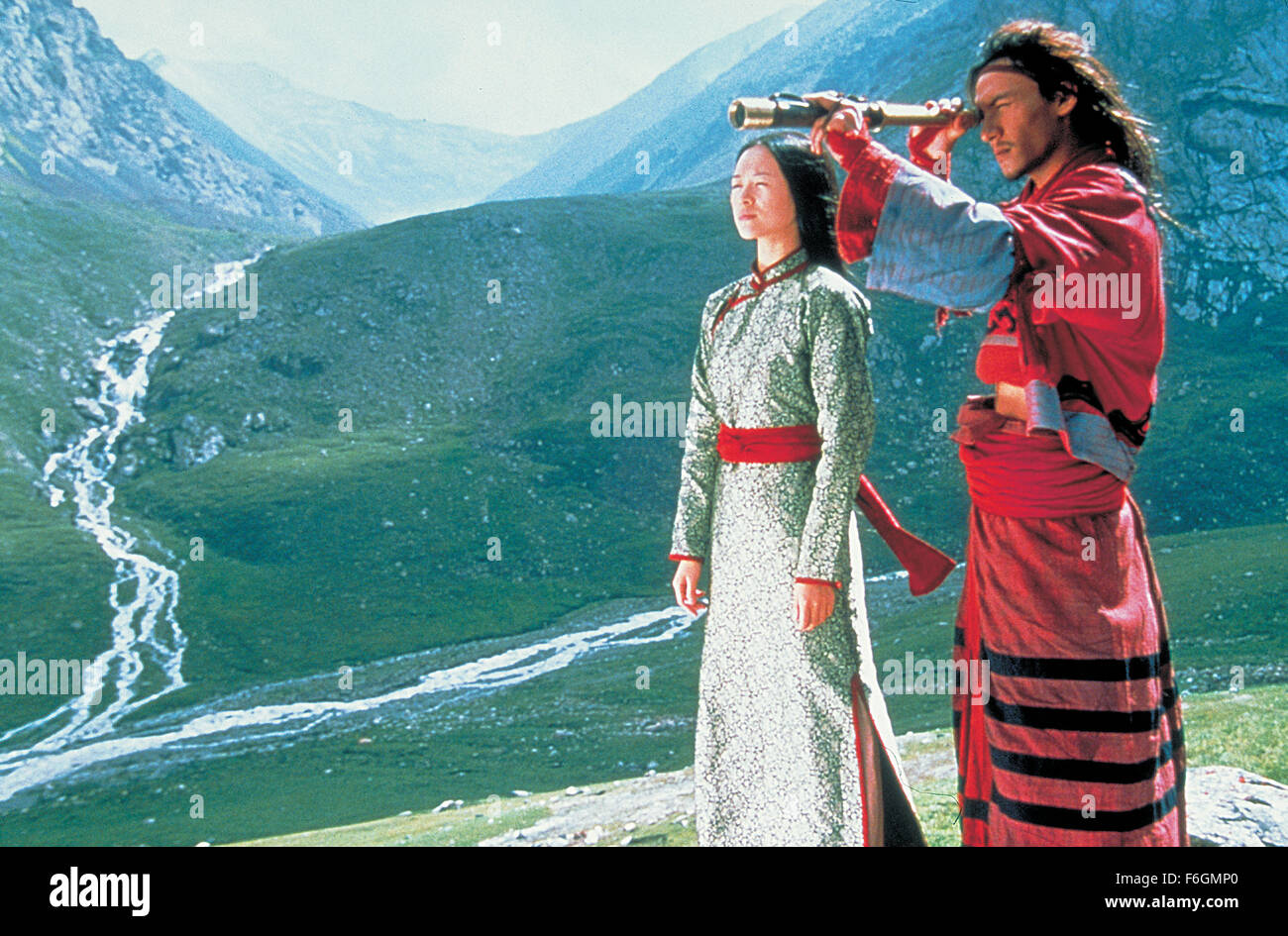 DATE DE SORTIE : Décembre 22, 2000. Titre du film : Tigre et Dragon. STUDIO : United Vision de la Chine. Résumé : La disparition d'une épée de jade magique à couper le souffle d'un spurs quête du trésor manquant. Li est aigri par la perte de son épée de jade, et sa poursuite sans contrepartie de Yu est encore compliquée par l'intrusion d'un mystérieux assassin. L'identité de l'assassin est progressivement dévoilé comme un autre récit poignant de l'amour commence à ravel avec celle de Li Yu et dans le contexte de l'ouest de la Chine de son magnifique paysage. Photo : Zhang Ziyi que Jen Yu. Banque D'Images