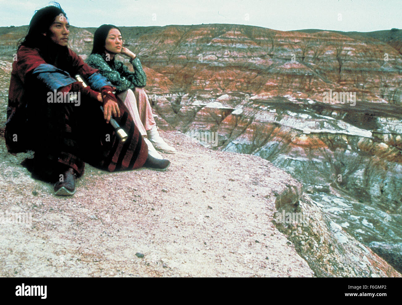 DATE DE SORTIE : Décembre 22, 2000. Titre du film : Tigre et Dragon. STUDIO : United Vision de la Chine. Résumé : La disparition d'une épée de jade magique à couper le souffle d'un spurs quête du trésor manquant. Li est aigri par la perte de son épée de jade, et sa poursuite sans contrepartie de Yu est encore compliquée par l'intrusion d'un mystérieux assassin. L'identité de l'assassin est progressivement dévoilé comme un autre récit poignant de l'amour commence à ravel avec celle de Li Yu et dans le contexte de l'ouest de la Chine de son magnifique paysage. Photo : Zhang Ziyi que Jen Yu. Banque D'Images