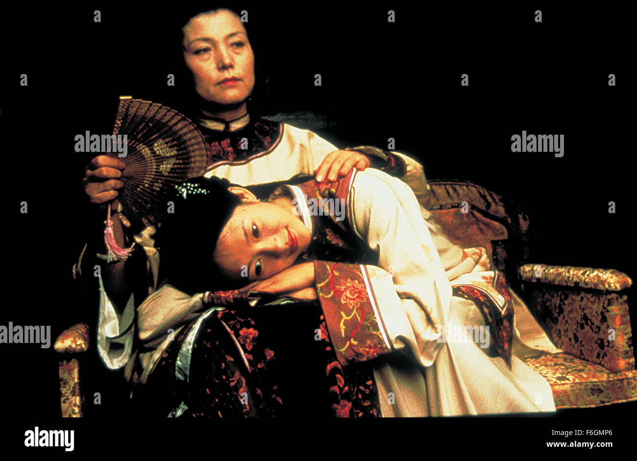 DATE DE SORTIE : Décembre 22, 2000. Titre du film : Tigre et Dragon. STUDIO : United Vision de la Chine. Résumé : La disparition d'une épée de jade magique à couper le souffle d'un spurs quête du trésor manquant. Li est aigri par la perte de son épée de jade, et sa poursuite sans contrepartie de Yu est encore compliquée par l'intrusion d'un mystérieux assassin. L'identité de l'assassin est progressivement dévoilé comme un autre récit poignant de l'amour commence à ravel avec celle de Li Yu et dans le contexte de l'ouest de la Chine de son magnifique paysage. Photo : Zhang Ziyi que Jen Yu. Banque D'Images