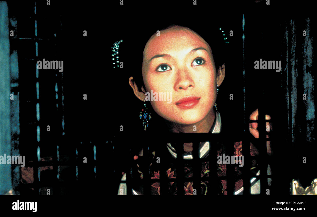 DATE DE SORTIE : Décembre 22, 2000. Titre du film : Tigre et Dragon. STUDIO : United Vision de la Chine. Résumé : La disparition d'une épée de jade magique à couper le souffle d'un spurs quête du trésor manquant. Li est aigri par la perte de son épée de jade, et sa poursuite sans contrepartie de Yu est encore compliquée par l'intrusion d'un mystérieux assassin. L'identité de l'assassin est progressivement dévoilé comme un autre récit poignant de l'amour commence à ravel avec celle de Li Yu et dans le contexte de l'ouest de la Chine de son magnifique paysage. Photo : Zhang Ziyi que Jen Yu. Banque D'Images