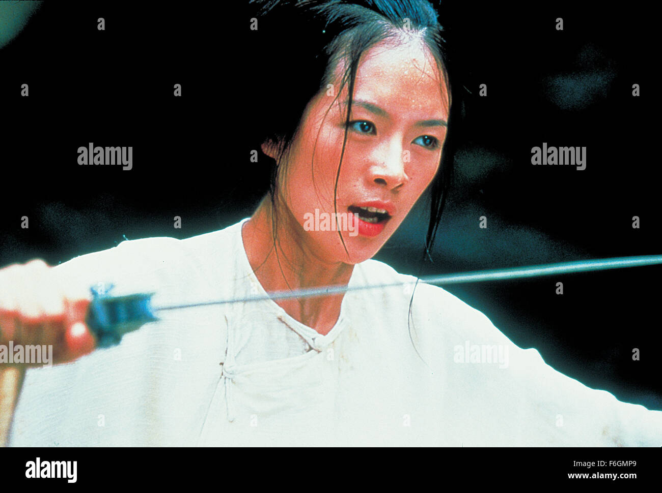 DATE DE SORTIE : Décembre 22, 2000. Titre du film : Tigre et Dragon. STUDIO : United Vision de la Chine. Résumé : La disparition d'une épée de jade magique à couper le souffle d'un spurs quête du trésor manquant. Li est aigri par la perte de son épée de jade, et sa poursuite sans contrepartie de Yu est encore compliquée par l'intrusion d'un mystérieux assassin. L'identité de l'assassin est progressivement dévoilé comme un autre récit poignant de l'amour commence à ravel avec celle de Li Yu et dans le contexte de l'ouest de la Chine de son magnifique paysage. Photo : Zhang Ziyi que Jen Yu. Banque D'Images