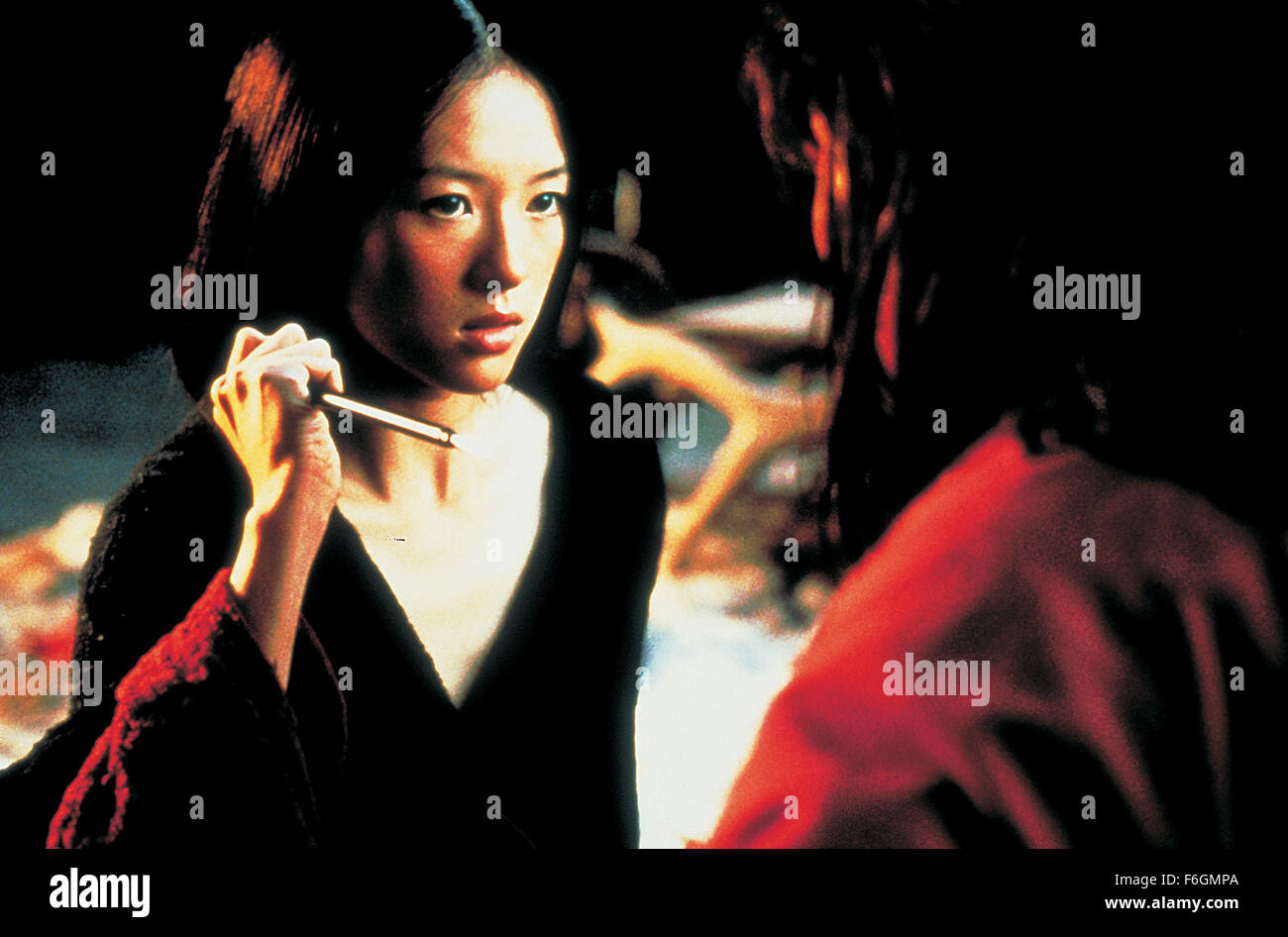 DATE DE SORTIE : Décembre 22, 2000. Titre du film : Tigre et Dragon. STUDIO : United Vision de la Chine. Résumé : La disparition d'une épée de jade magique à couper le souffle d'un spurs quête du trésor manquant. Li est aigri par la perte de son épée de jade, et sa poursuite sans contrepartie de Yu est encore compliquée par l'intrusion d'un mystérieux assassin. L'identité de l'assassin est progressivement dévoilé comme un autre récit poignant de l'amour commence à ravel avec celle de Li Yu et dans le contexte de l'ouest de la Chine de son magnifique paysage. Photo : Zhang Ziyi que Jen Yu. Banque D'Images