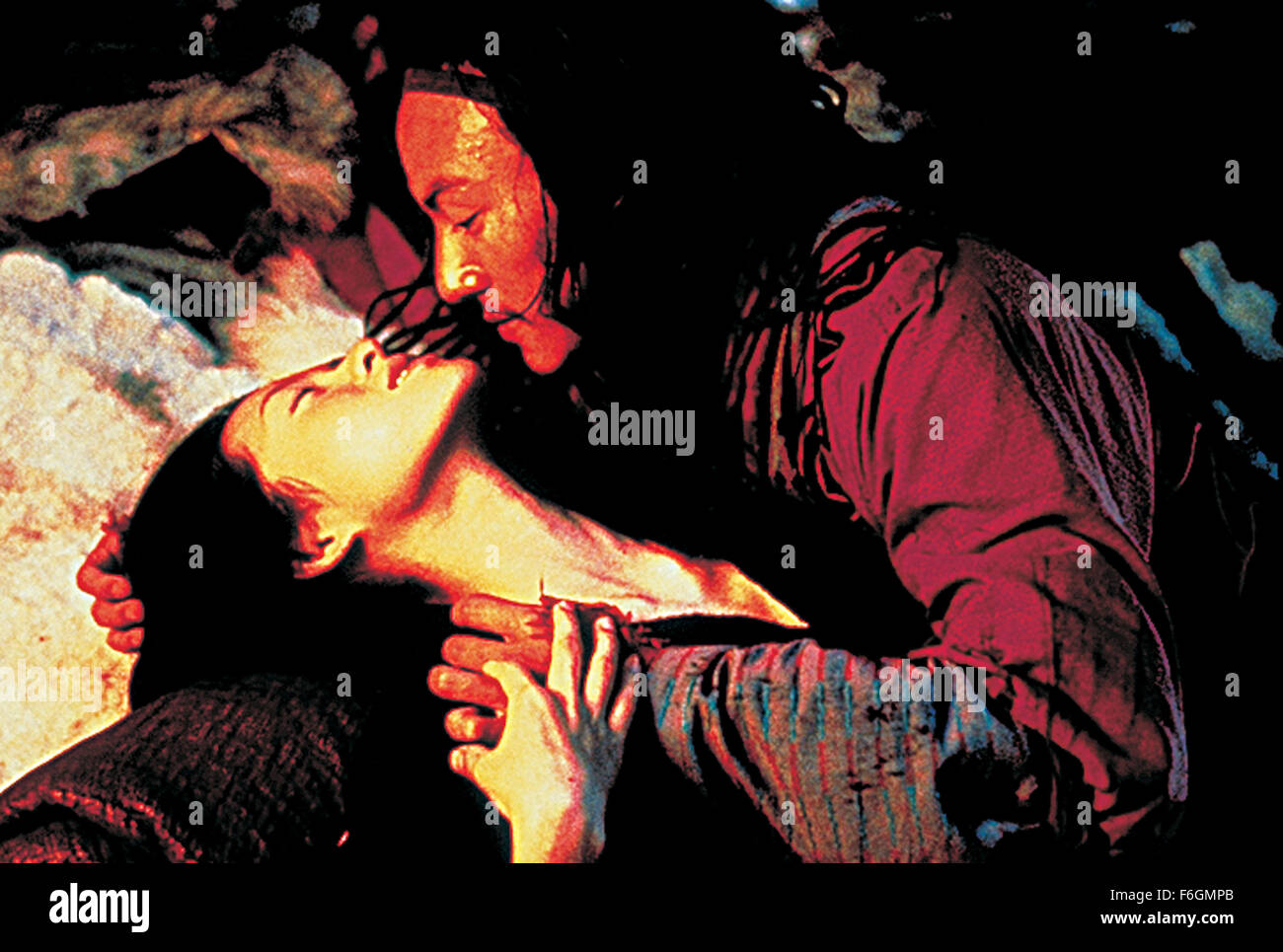 DATE DE SORTIE : Décembre 22, 2000. Titre du film : Tigre et Dragon. STUDIO : United Vision de la Chine. Résumé : La disparition d'une épée de jade magique à couper le souffle d'un spurs quête du trésor manquant. Li est aigri par la perte de son épée de jade, et sa poursuite sans contrepartie de Yu est encore compliquée par l'intrusion d'un mystérieux assassin. L'identité de l'assassin est progressivement dévoilé comme un autre récit poignant de l'amour commence à ravel avec celle de Li Yu et dans le contexte de l'ouest de la Chine de son magnifique paysage. Photo : Zhang Ziyi que Jen Yu. Banque D'Images