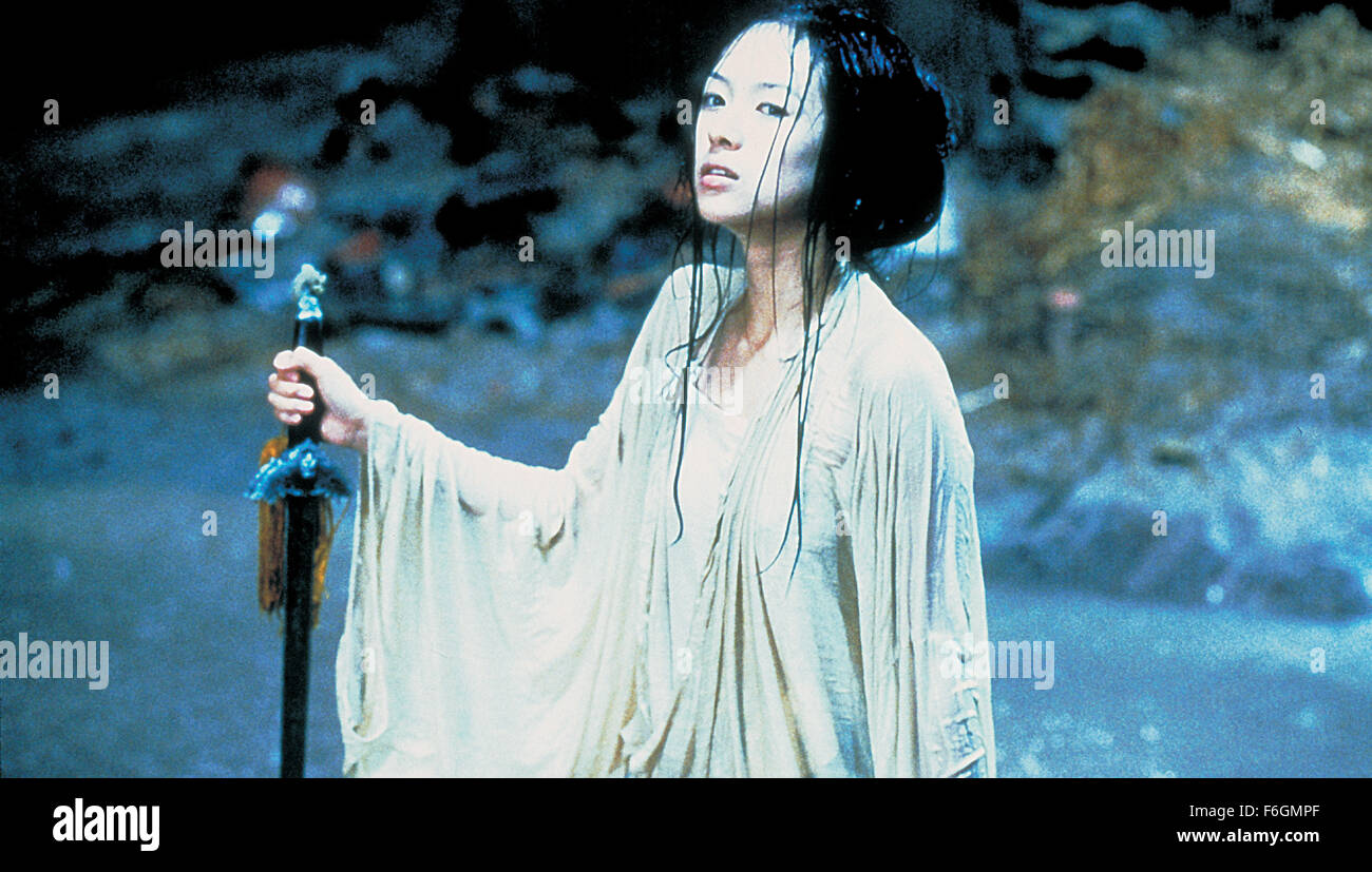 DATE DE SORTIE : Décembre 22, 2000. Titre du film : Tigre et Dragon. STUDIO : United Vision de la Chine. Résumé : La disparition d'une épée de jade magique à couper le souffle d'un spurs quête du trésor manquant. Li est aigri par la perte de son épée de jade, et sa poursuite sans contrepartie de Yu est encore compliquée par l'intrusion d'un mystérieux assassin. L'identité de l'assassin est progressivement dévoilé comme un autre récit poignant de l'amour commence à ravel avec celle de Li Yu et dans le contexte de l'ouest de la Chine de son magnifique paysage. Photo : Zhang Ziyi que Jen Yu. Banque D'Images