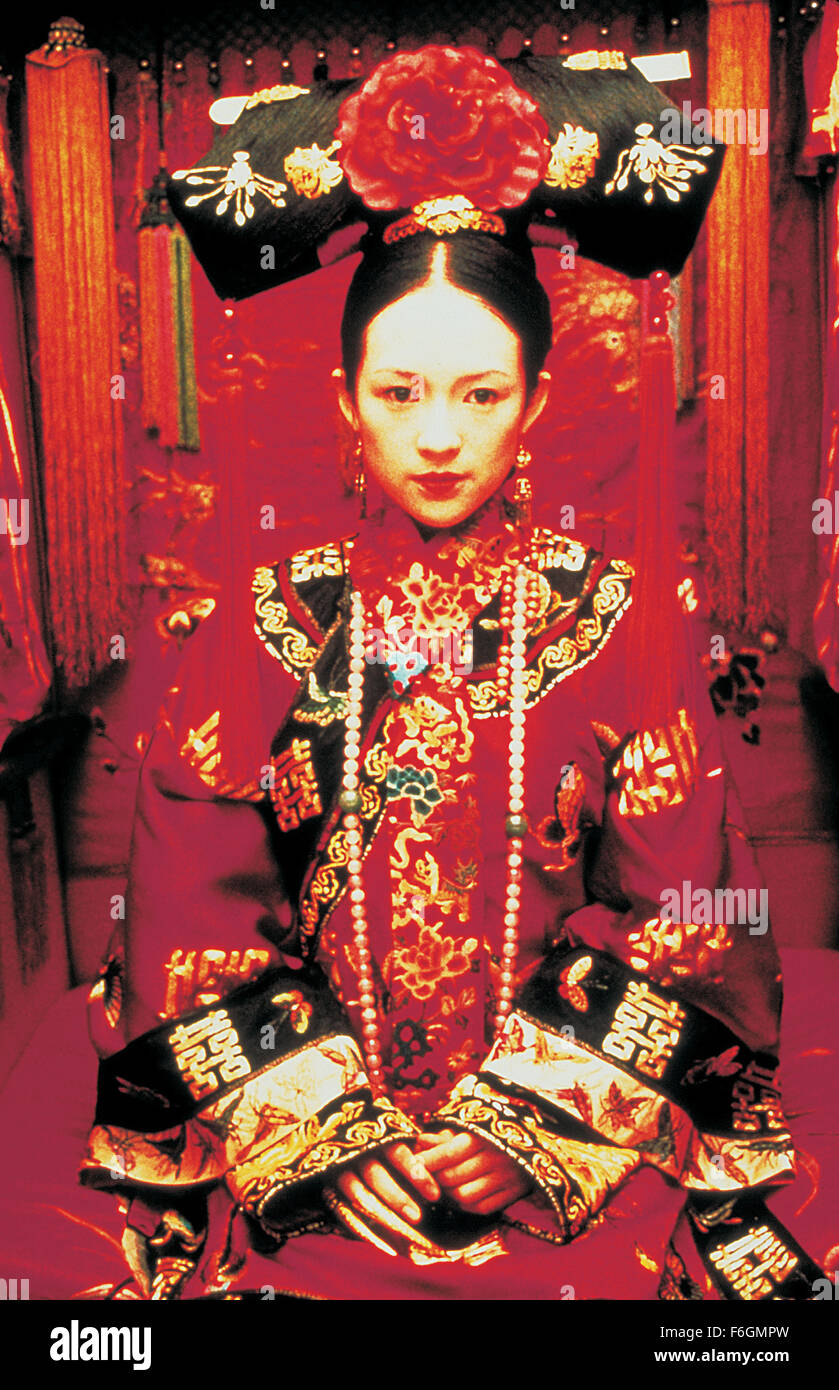 DATE DE SORTIE : Décembre 22, 2000. Titre du film : Tigre et Dragon. STUDIO : United Vision de la Chine. Résumé : La disparition d'une épée de jade magique à couper le souffle d'un spurs quête du trésor manquant. Li est aigri par la perte de son épée de jade, et sa poursuite sans contrepartie de Yu est encore compliquée par l'intrusion d'un mystérieux assassin. L'identité de l'assassin est progressivement dévoilé comme un autre récit poignant de l'amour commence à ravel avec celle de Li Yu et dans le contexte de l'ouest de la Chine de son magnifique paysage. Photo : Zhang Ziyi que Jen Yu. Banque D'Images