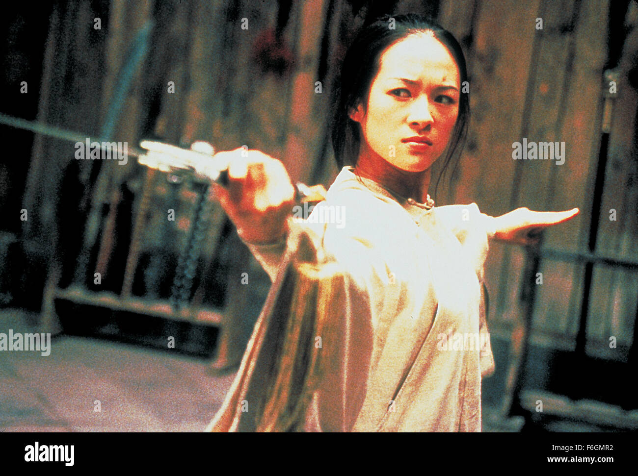 DATE DE SORTIE : Décembre 22, 2000. Titre du film : Tigre et Dragon. STUDIO : United Vision de la Chine. Résumé : La disparition d'une épée de jade magique à couper le souffle d'un spurs quête du trésor manquant. Li est aigri par la perte de son épée de jade, et sa poursuite sans contrepartie de Yu est encore compliquée par l'intrusion d'un mystérieux assassin. L'identité de l'assassin est progressivement dévoilé comme un autre récit poignant de l'amour commence à ravel avec celle de Li Yu et dans le contexte de l'ouest de la Chine de son magnifique paysage. Photo : Zhang Ziyi que Jen Yu. Banque D'Images