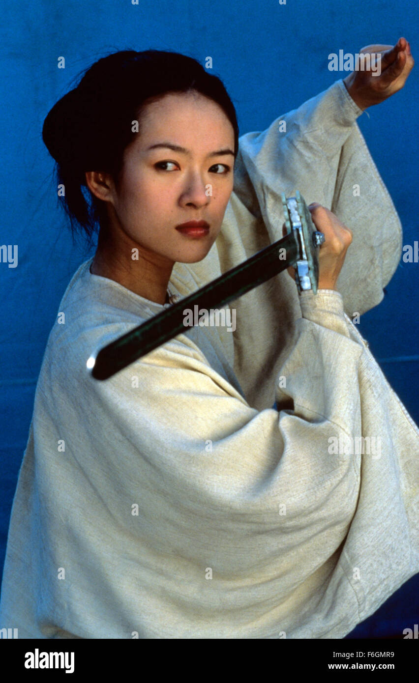 DATE DE SORTIE : Décembre 22, 2000. Titre du film : Tigre et Dragon. STUDIO : United Vision de la Chine. Résumé : La disparition d'une épée de jade magique à couper le souffle d'un spurs quête du trésor manquant. Li est aigri par la perte de son épée de jade, et sa poursuite sans contrepartie de Yu est encore compliquée par l'intrusion d'un mystérieux assassin. L'identité de l'assassin est progressivement dévoilé comme un autre récit poignant de l'amour commence à ravel avec celle de Li Yu et dans le contexte de l'ouest de la Chine de son magnifique paysage. Photo : Zhang Ziyi que Jen Yu. Banque D'Images