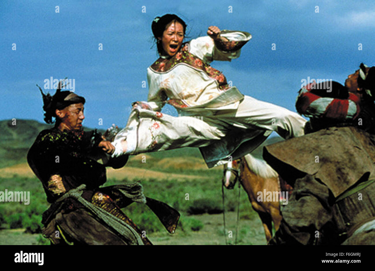 DATE DE SORTIE : Décembre 22, 2000. Titre du film : Tigre et Dragon. STUDIO : United Vision de la Chine. Résumé : La disparition d'une épée de jade magique à couper le souffle d'un spurs quête du trésor manquant. Li est aigri par la perte de son épée de jade, et sa poursuite sans contrepartie de Yu est encore compliquée par l'intrusion d'un mystérieux assassin. L'identité de l'assassin est progressivement dévoilé comme un autre récit poignant de l'amour commence à ravel avec celle de Li Yu et dans le contexte de l'ouest de la Chine de son magnifique paysage. Photo : Zhang Ziyi que Jen Yu. Banque D'Images