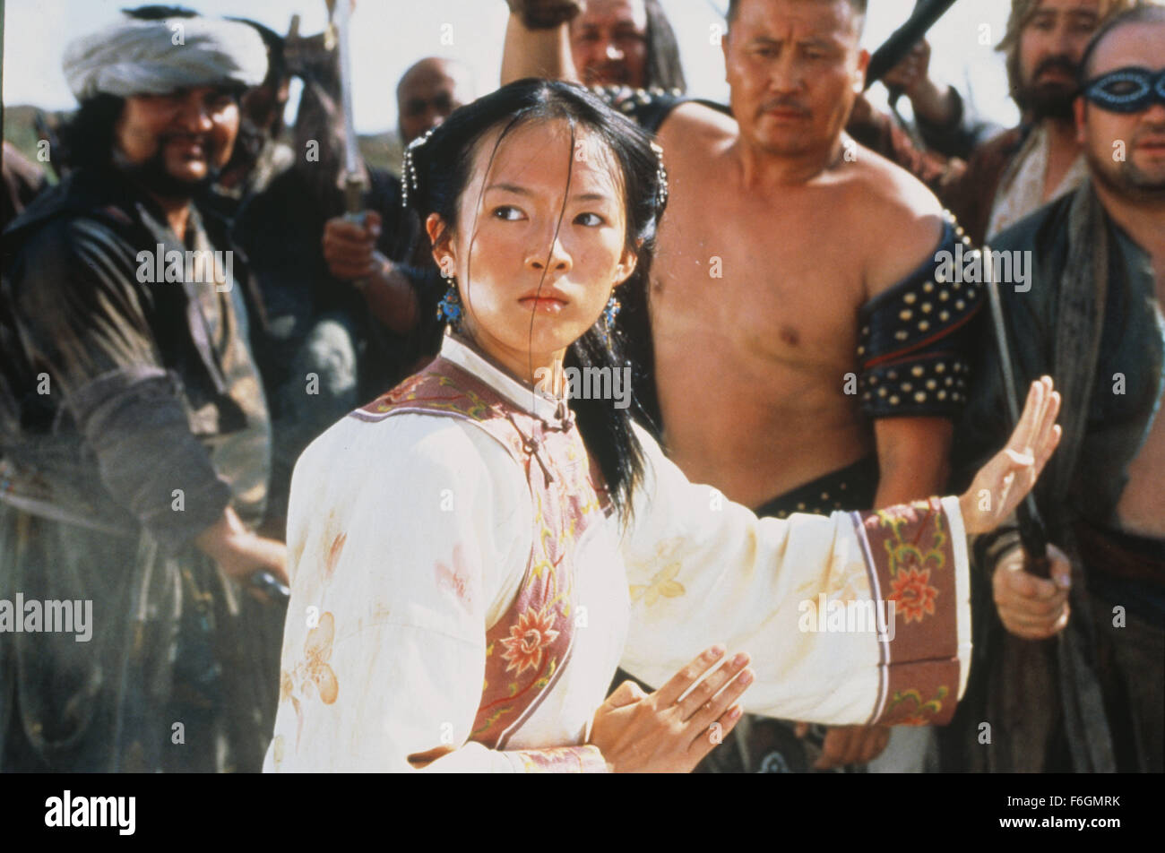 DATE DE SORTIE : Décembre 22, 2000. Titre du film : Tigre et Dragon. STUDIO : United Vision de la Chine. Résumé : La disparition d'une épée de jade magique à couper le souffle d'un spurs quête du trésor manquant. Li est aigri par la perte de son épée de jade, et sa poursuite sans contrepartie de Yu est encore compliquée par l'intrusion d'un mystérieux assassin. L'identité de l'assassin est progressivement dévoilé comme un autre récit poignant de l'amour commence à ravel avec celle de Li Yu et dans le contexte de l'ouest de la Chine de son magnifique paysage. Photo : Zhang Ziyi que Jen Yu. Banque D'Images