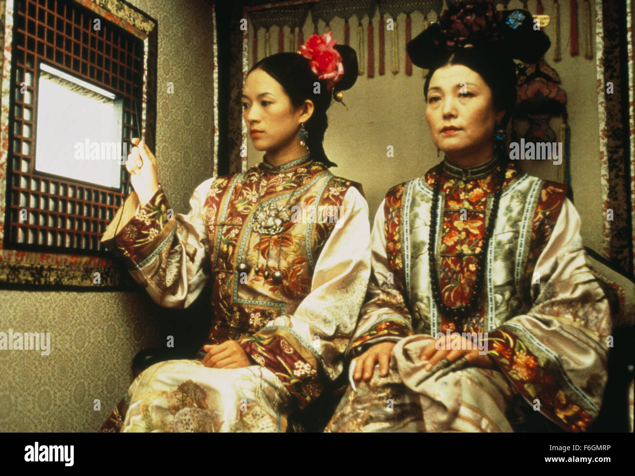 DATE DE SORTIE : Décembre 22, 2000. Titre du film : Tigre et Dragon. STUDIO : United Vision de la Chine. Résumé : La disparition d'une épée de jade magique à couper le souffle d'un spurs quête du trésor manquant. Li est aigri par la perte de son épée de jade, et sa poursuite sans contrepartie de Yu est encore compliquée par l'intrusion d'un mystérieux assassin. L'identité de l'assassin est progressivement dévoilé comme un autre récit poignant de l'amour commence à ravel avec celle de Li Yu et dans le contexte de l'ouest de la Chine de son magnifique paysage. Photo : Zhang Ziyi que Jen Yu. Banque D'Images