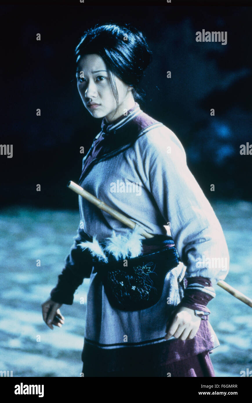 DATE DE SORTIE : Décembre 22, 2000. Titre du film : Tigre et Dragon. STUDIO : United Vision de la Chine. Résumé : La disparition d'une épée de jade magique à couper le souffle d'un spurs quête du trésor manquant. Li est aigri par la perte de son épée de jade, et sa poursuite sans contrepartie de Yu est encore compliquée par l'intrusion d'un mystérieux assassin. L'identité de l'assassin est progressivement dévoilé comme un autre récit poignant de l'amour commence à ravel avec celle de Li Yu et dans le contexte de l'ouest de la Chine de son magnifique paysage. Photo : Zhang Ziyi que Jen Yu. Banque D'Images